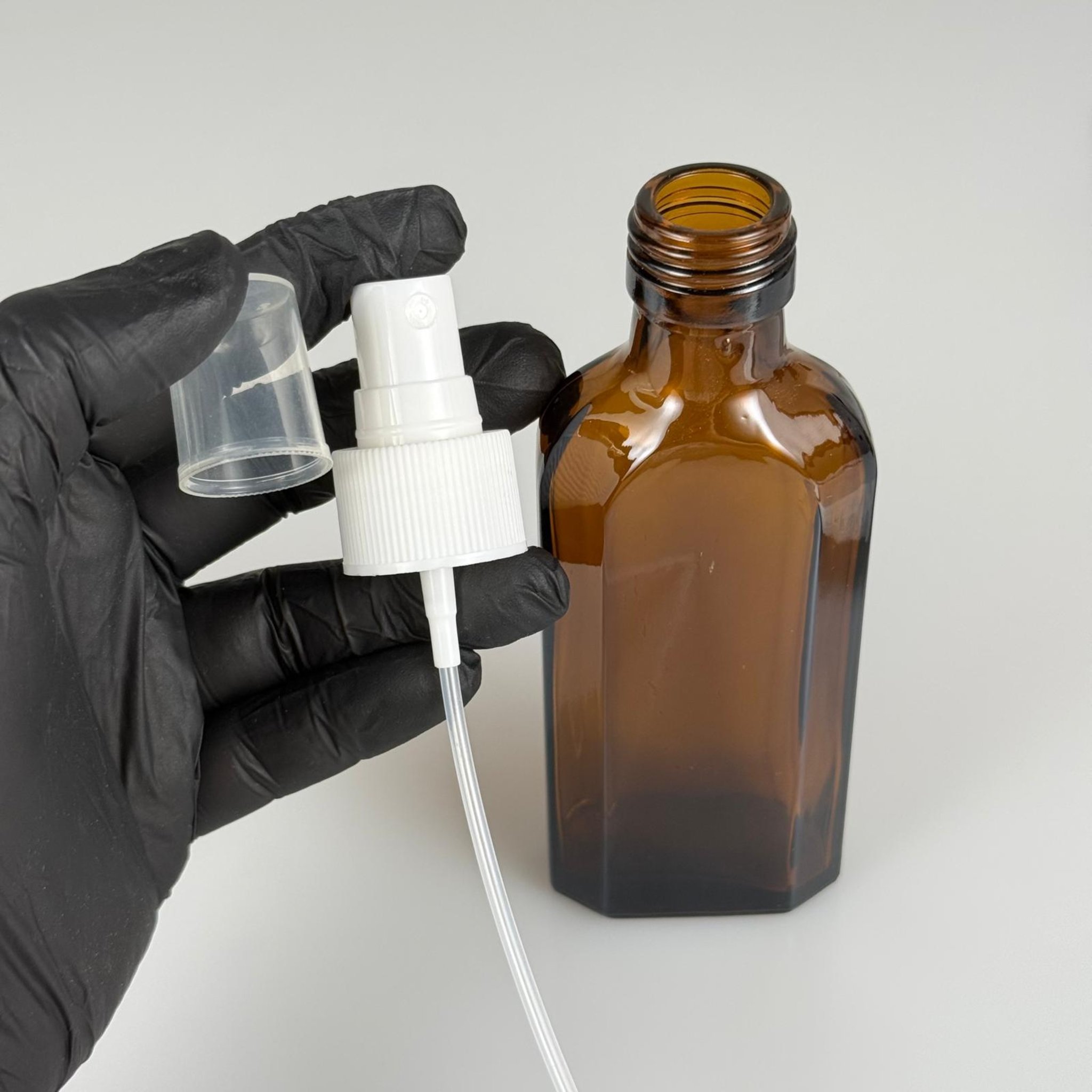100 ML YASSI AMBER SPREYLİ CAM ŞİŞE - 100 CC YASSI KAHVERENGİ CAM ŞİŞE + 25 MM BEYAZ SPREY FISFIS TAKIM