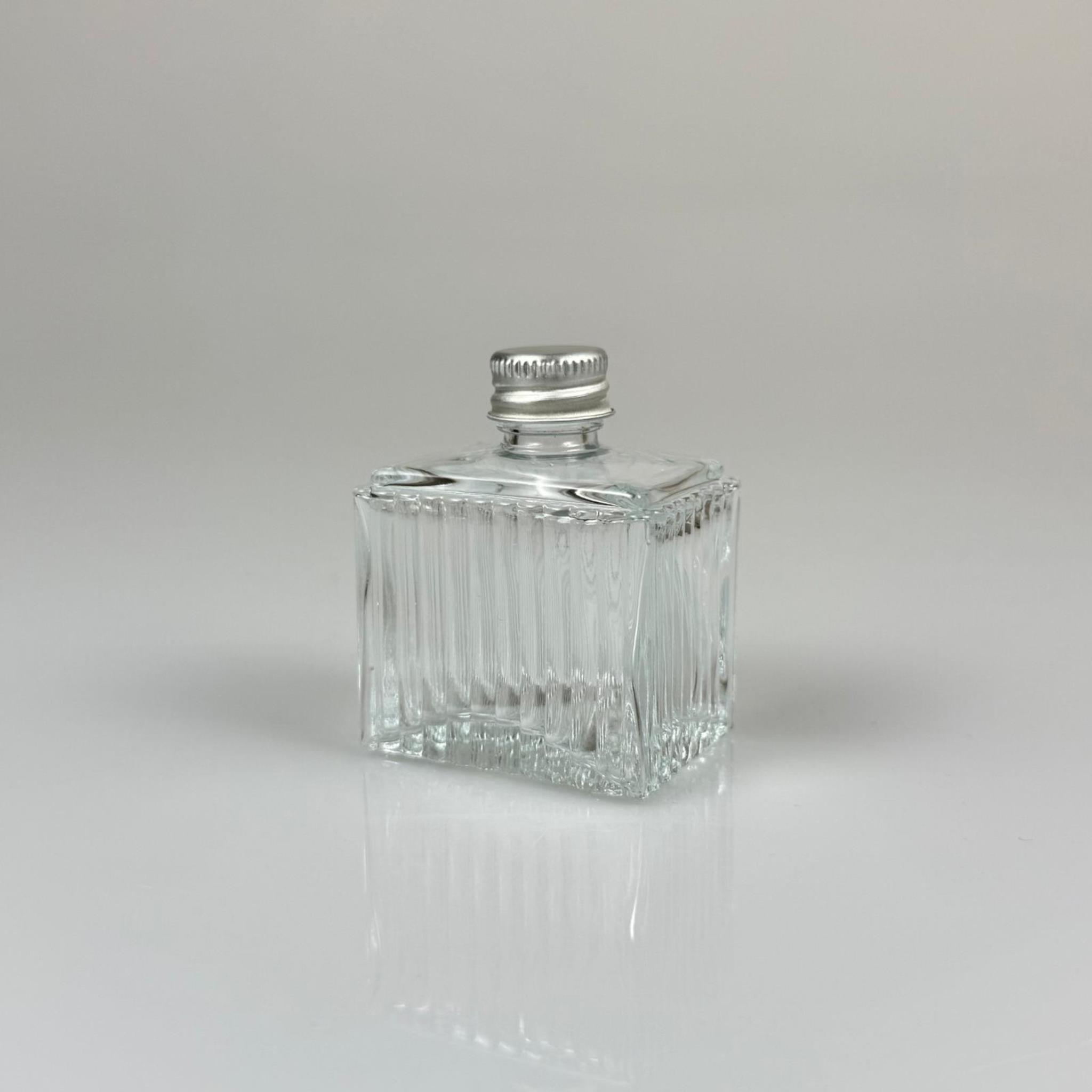 50 CC KÖŞELİ DESENLİ ÇİZGİLİ CAM ŞİŞE - GÜMÜŞ METAL KAPAKLI - 50 ML PRESTİJLİ ŞİŞE