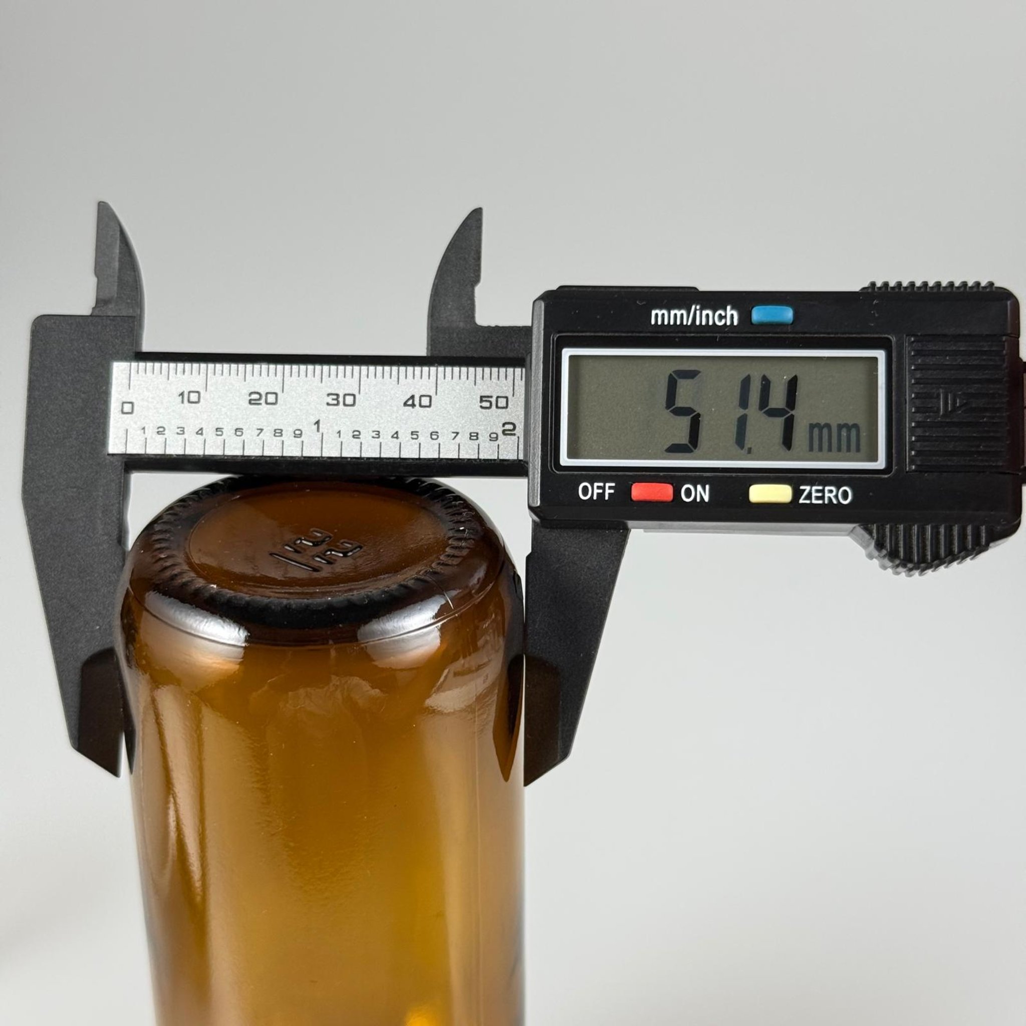 150 CC AMBER CAM ŞİŞE - 25 PP AĞIZ  + BEYAZ KİLİTLİ ECZA KAPAK + 15 ML ÖLÇEK KAPAK TAKIM - 150 ML KAHVERENGİ BOŞ ŞURUP ŞİŞESİ  - 150 ML ECZA ŞİŞESİ 25 PP