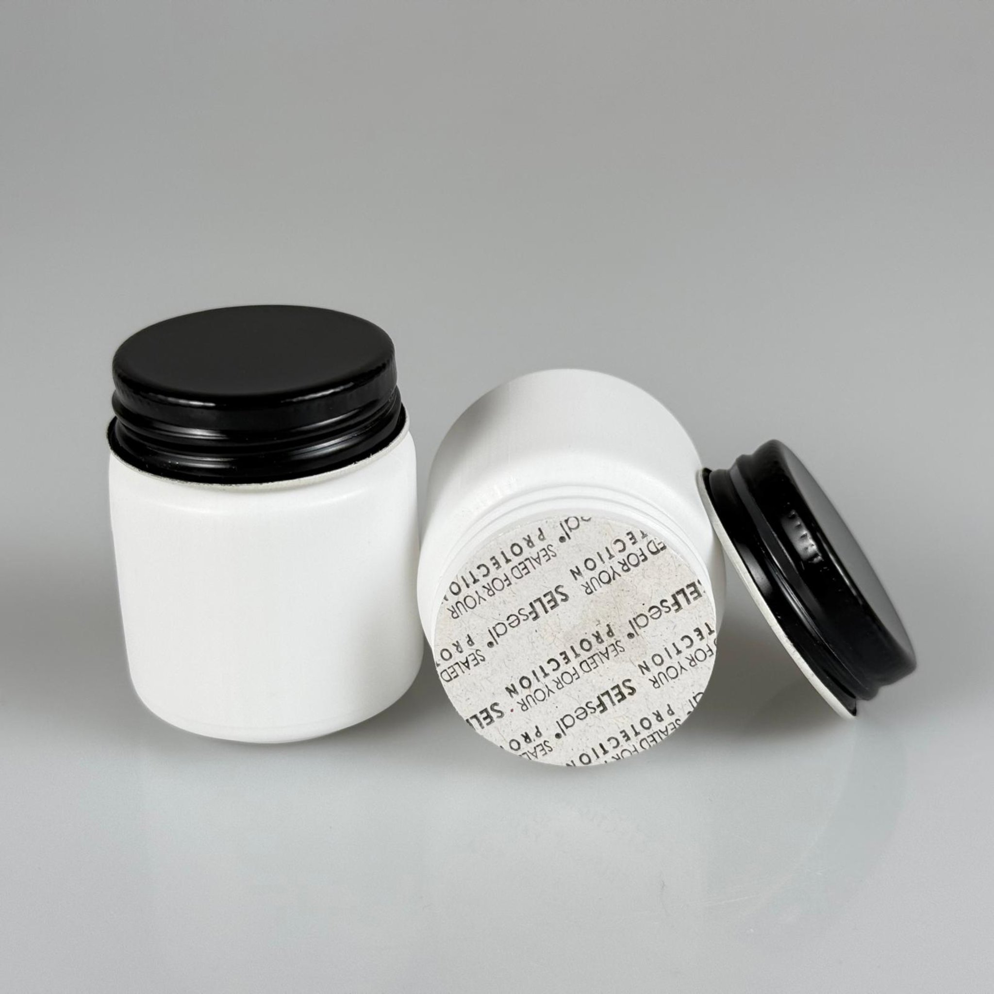 50 CC BEYAZ SERT POLİETİLEN ŞİŞE + SİYAH METAL KAPAKLI + KENDİNDEN YAPIŞKANLI KÖPÜK CONTALI - 50 ML POLİETİLEN ŞİŞE