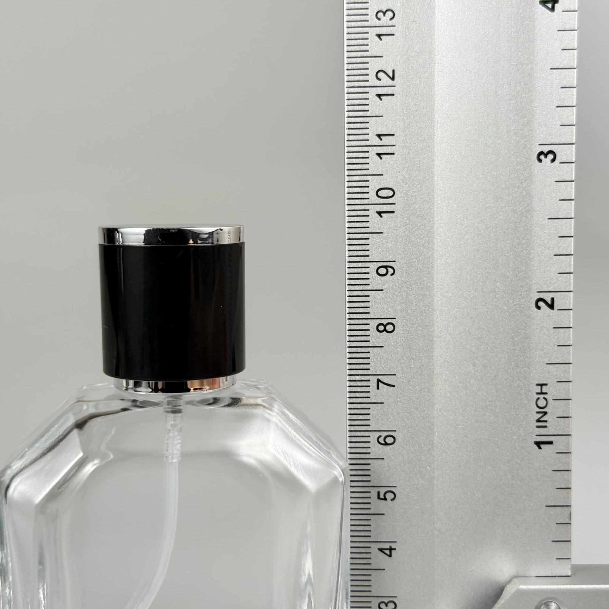 50 ML KAZABLANKA MODEL KÖŞELİ PARFÜM ŞİŞESİ + GÜMÜŞ METALE METAL SPREY + GÜMÜŞE SİYAH POLO KAPAKLI SET (AĞIZ 13 MM VİDALI) TEKRAR DOLDURULABİLİR