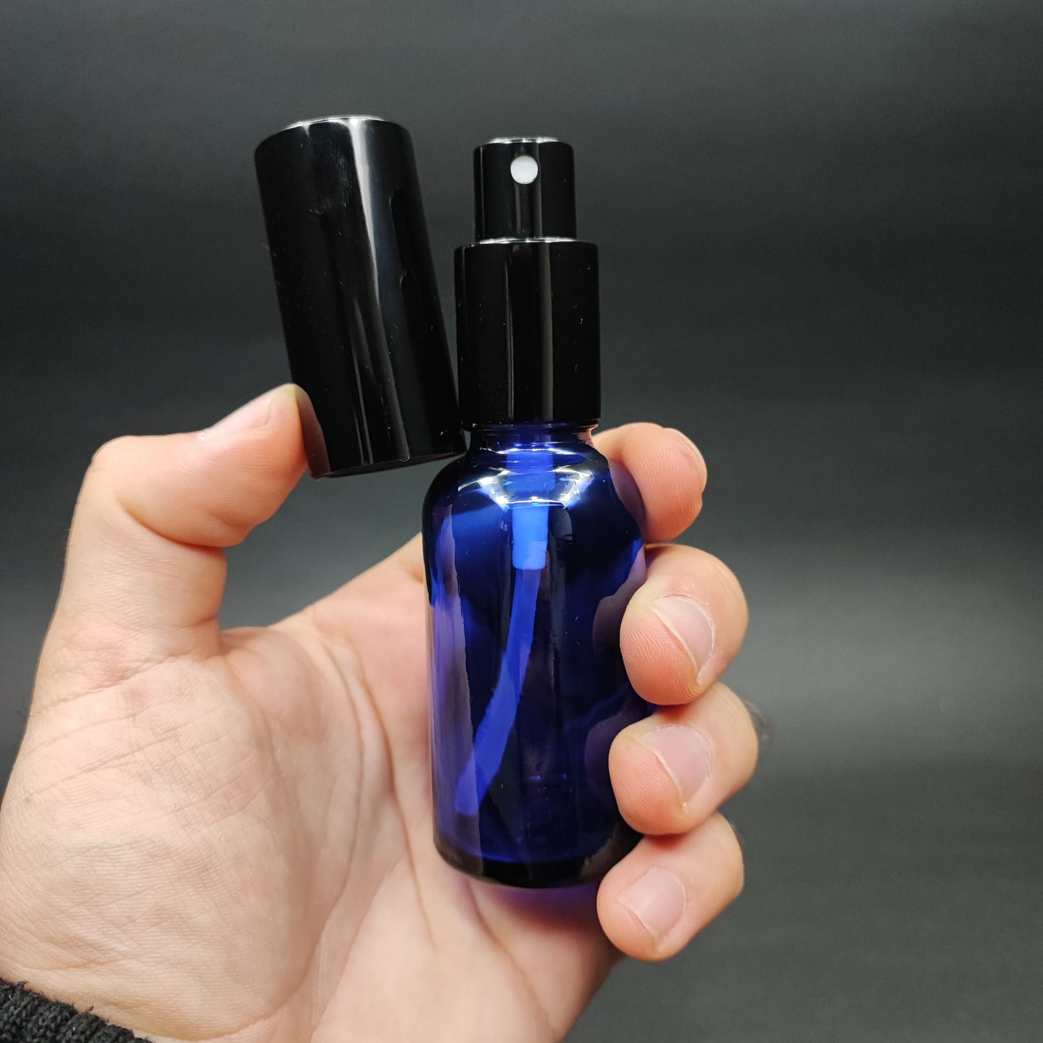 30 ML LÜKS VİDALI VALF ÇEVİRME PARFÜM ŞİŞELERİ - 30 CC MAVİ CAM ŞİŞE - SİYAH METAL SPREYLİ KAPAKLI SET