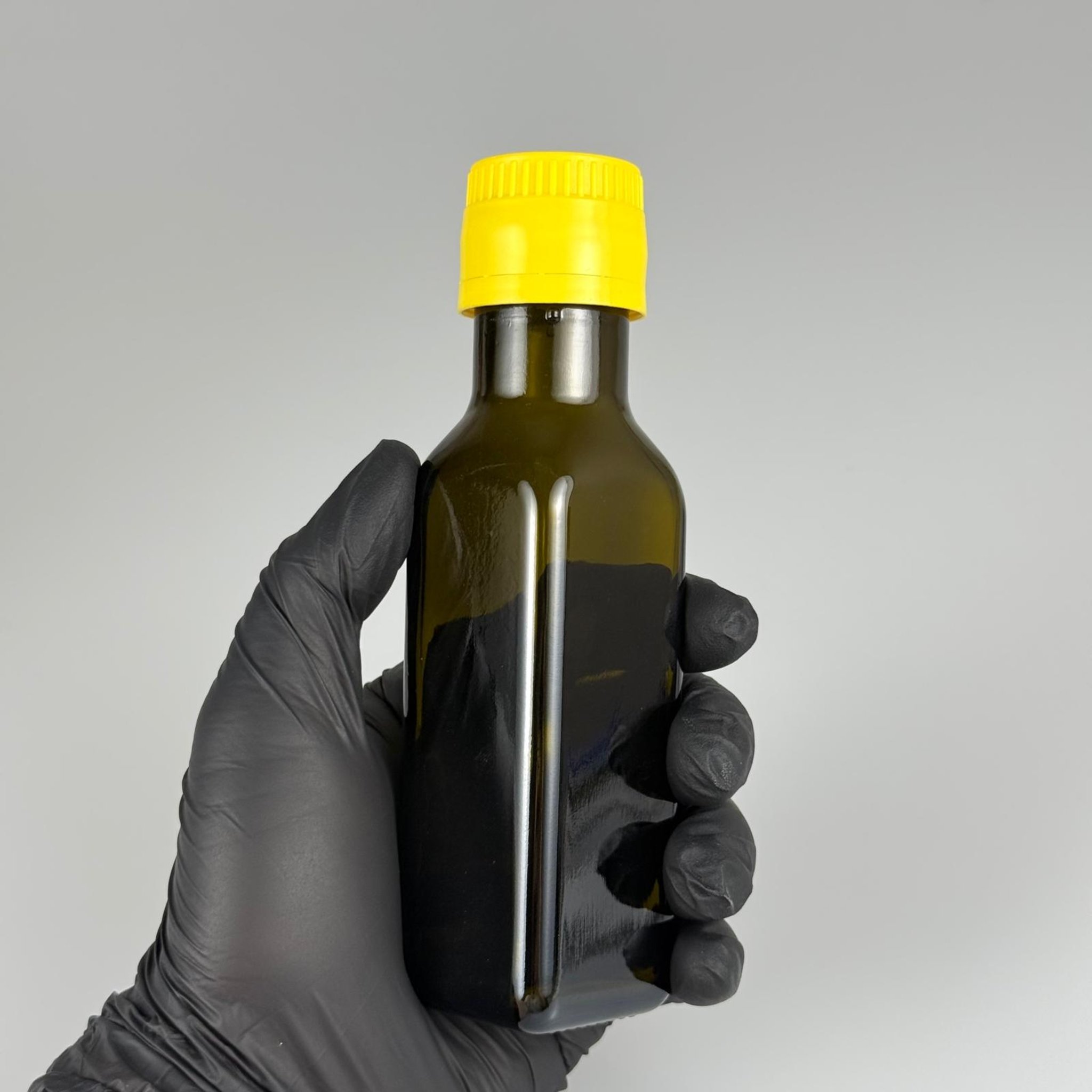 100 CC MARASKA CAM ŞİŞE KOYU YEŞİL (31 MM AĞIZ) - AKITICILI SARI KİLİTLİ KAPAKLI - 100 ML KÖŞELİ KARE MARASCA YAĞ VE SOS ŞİŞELERİ