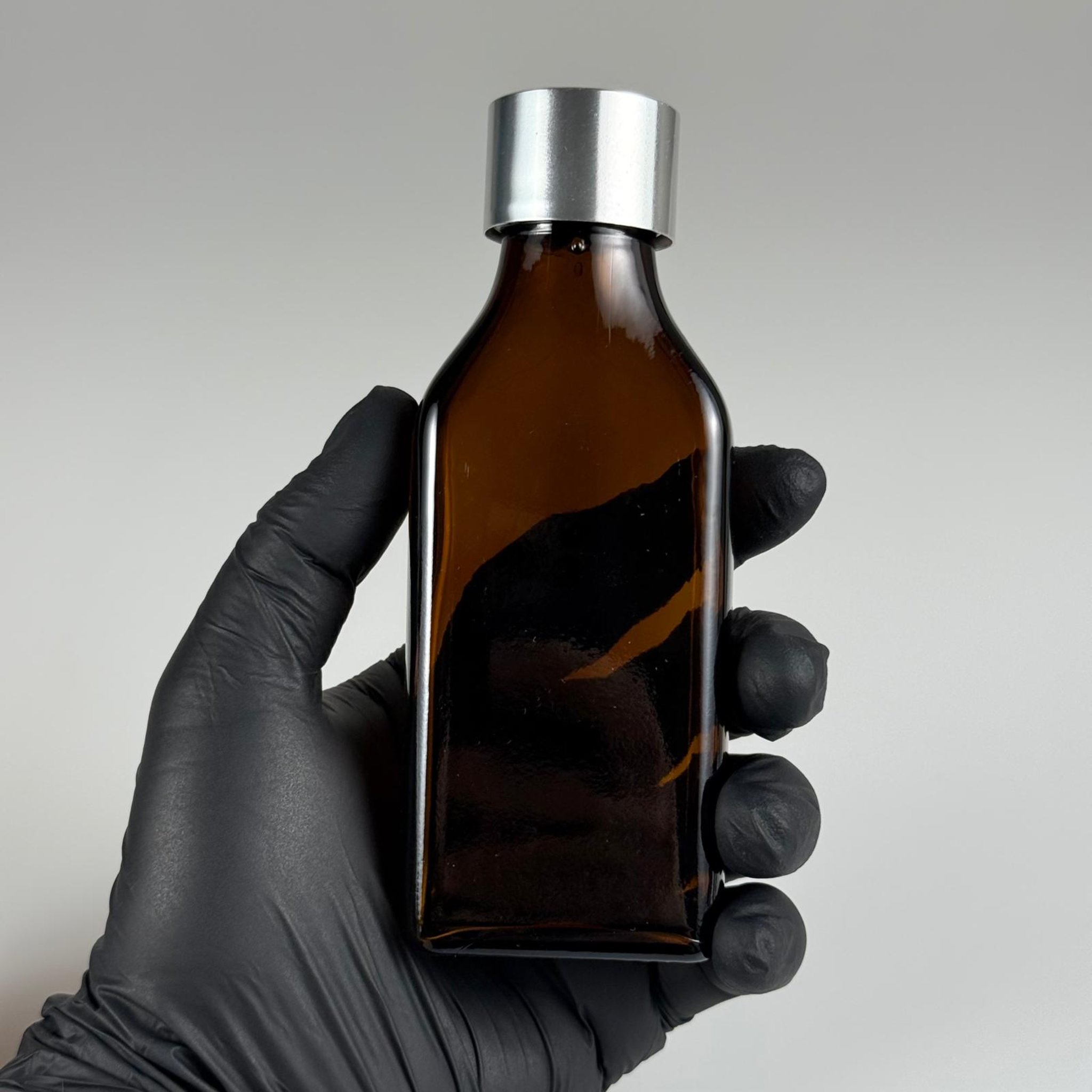100 CC AMBER YASSI CAM ŞİŞE + ALÜMİNYUM KAPLAMALI GÜMÜŞ KAPAKLKI + KÖR TIPALI TAKIM - 100 ML KAYVERENGİ CAM ŞİŞE