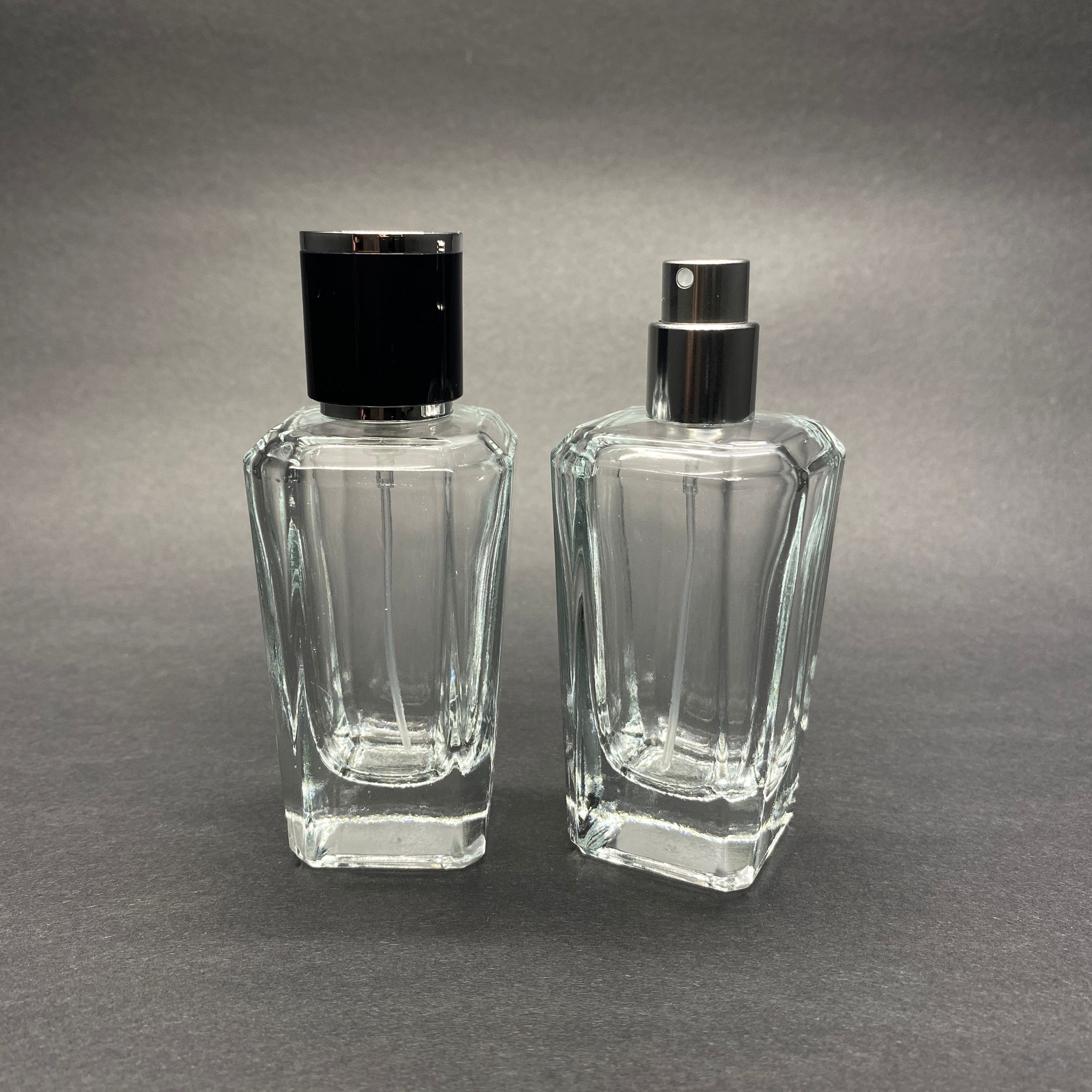 50 ML KÖŞELİ MODEL MİRA PARFÜM ŞİŞESİ - GÜMÜŞ METAL SPREYLİ + GÜMÜŞ SİYAH KAPAKLI (AĞIZ 15 MM GEÇME KOLAY KAPAMA)