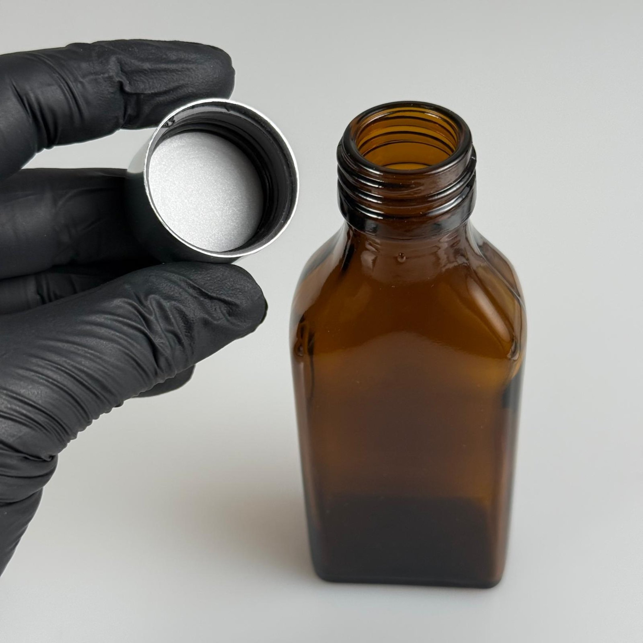 100 CC AMBER YASSI CAM ŞİŞE + ALÜMİNYUM KAPLAMALI GÜMÜŞ KAPAKLKI TAKIM - 100 ML KAYVERENGİ CAM ŞİŞE