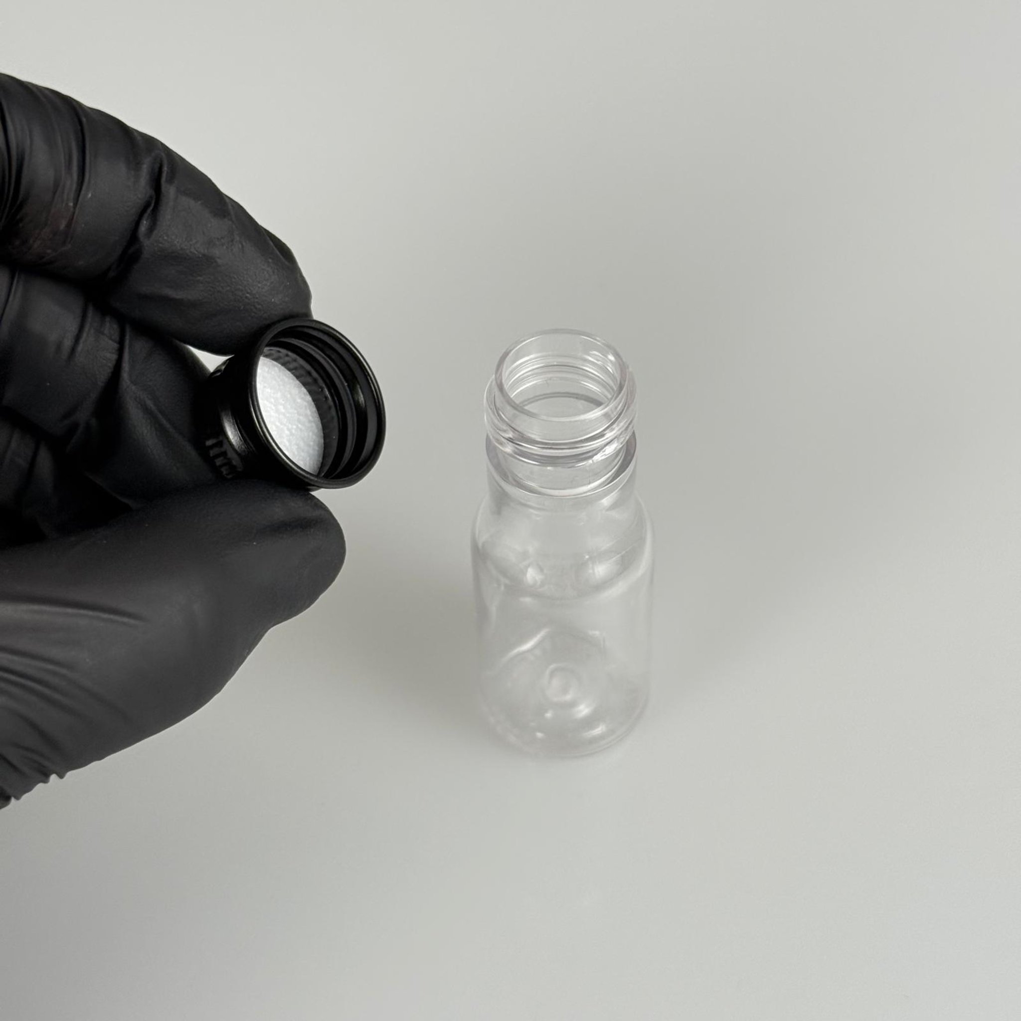10 CC ŞEFFAF PET ŞİŞE + KÖPÜK CONTALI SİYAH ALÜMİNYUM METAL KAPAKLI TAKIM - 10 ML PLASTİK ŞİŞE (SİLME 15 CC)