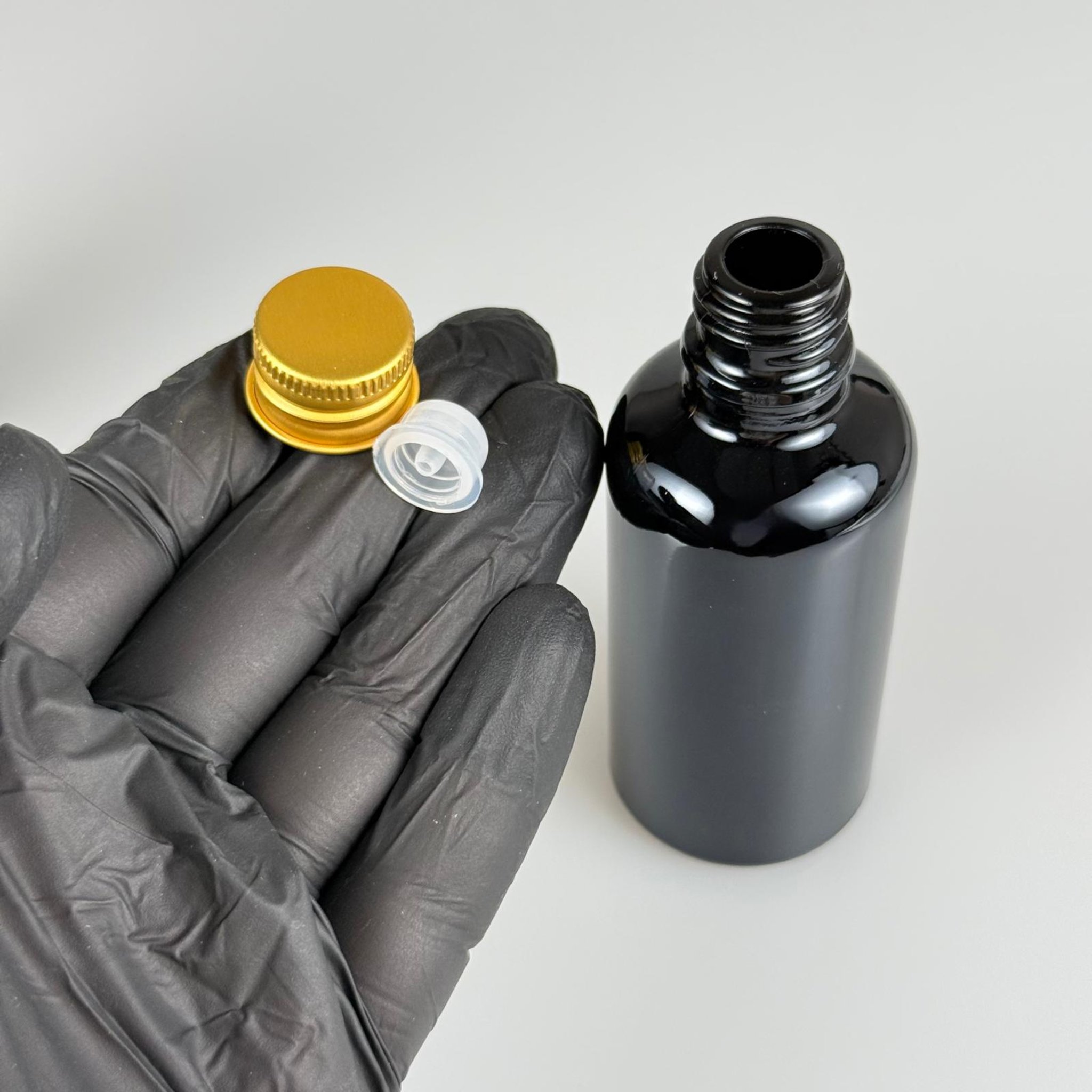 50 CC SİYAH CAM ŞİŞE + KÖPÜK CONTALI GOLD ALÜMİNYUM METAL KAPAKLI + DAMLALIKLI KOLONYA TIPALI TAKIM - 50 ML SİYAH CAM ŞİŞE