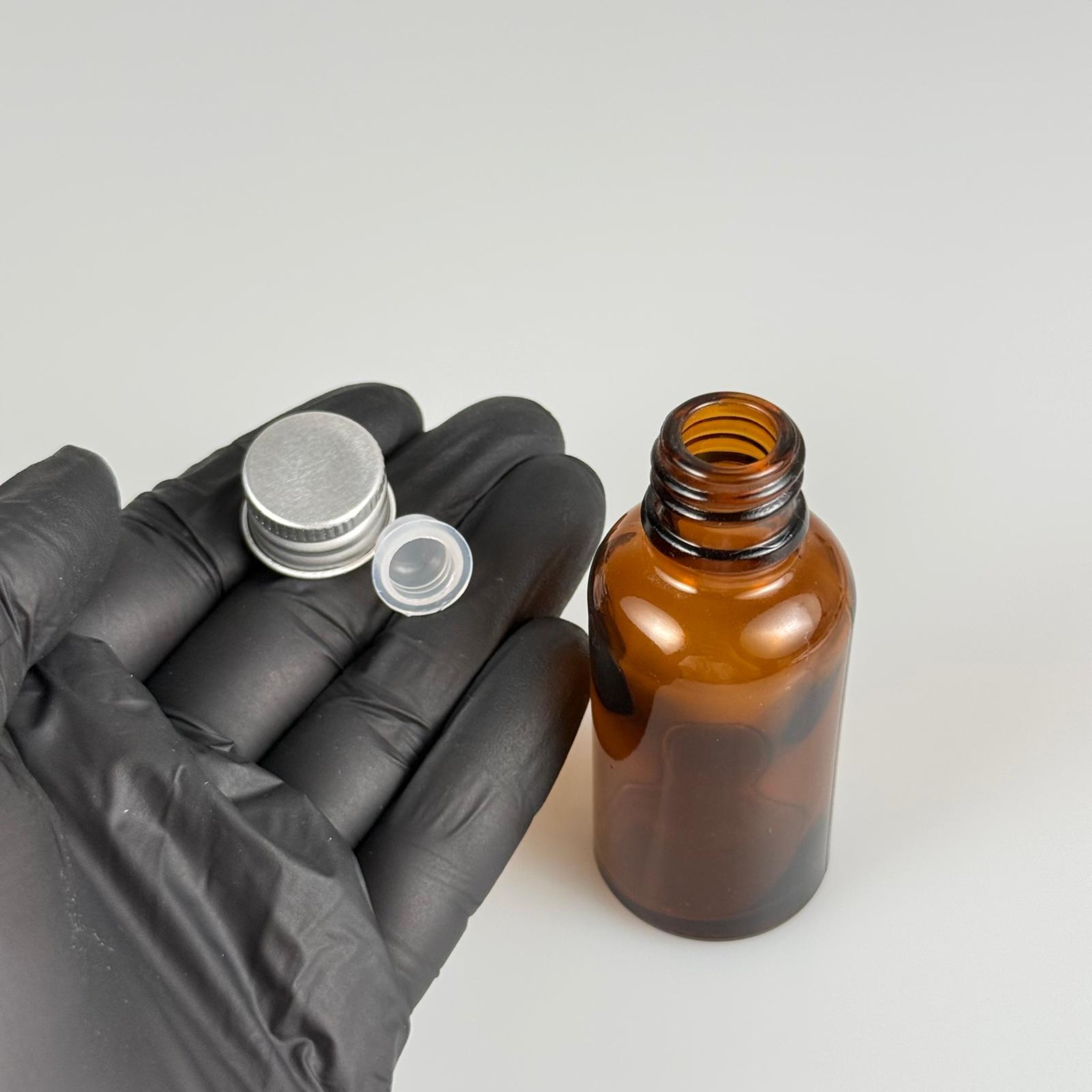 30 CC AMBER CAM ŞİŞE + KÖPÜK CONTALI GÜMÜŞ ALÜMİNYUM METAL KAPAKLI + KÖR TIPALI TAKIM - 30 ML KAHVERENGİ CAM ŞİŞE