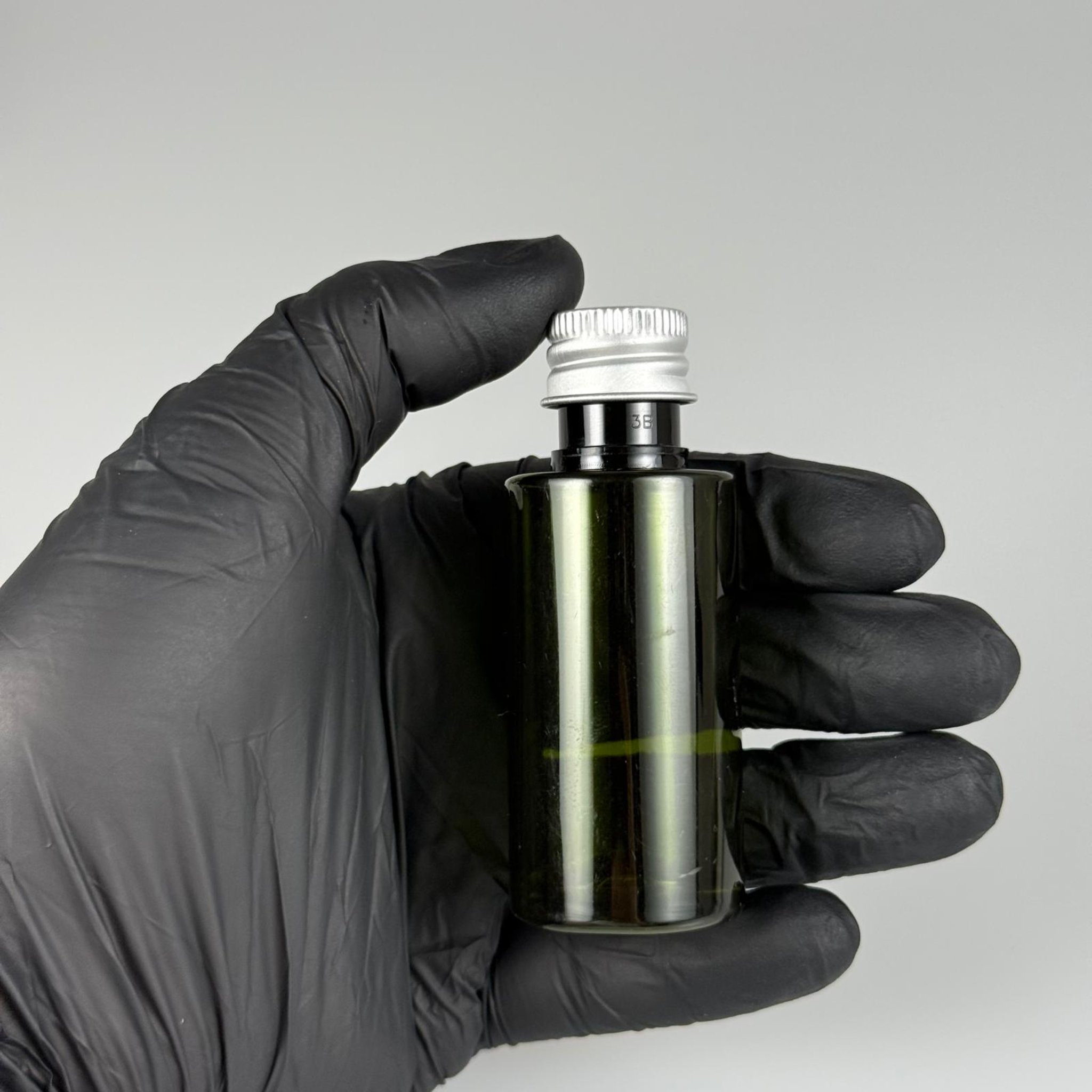 35 CC  SİLİNDİR YEŞİL PET ŞİŞE + KÖPÜK CONTALI GÜMÜŞ ALÜMİNYUM METAL KAPAKLI + DAMLALIKLI KOLONYA TIPALI TAKIM - 35 ML PLASTİK ŞİŞE