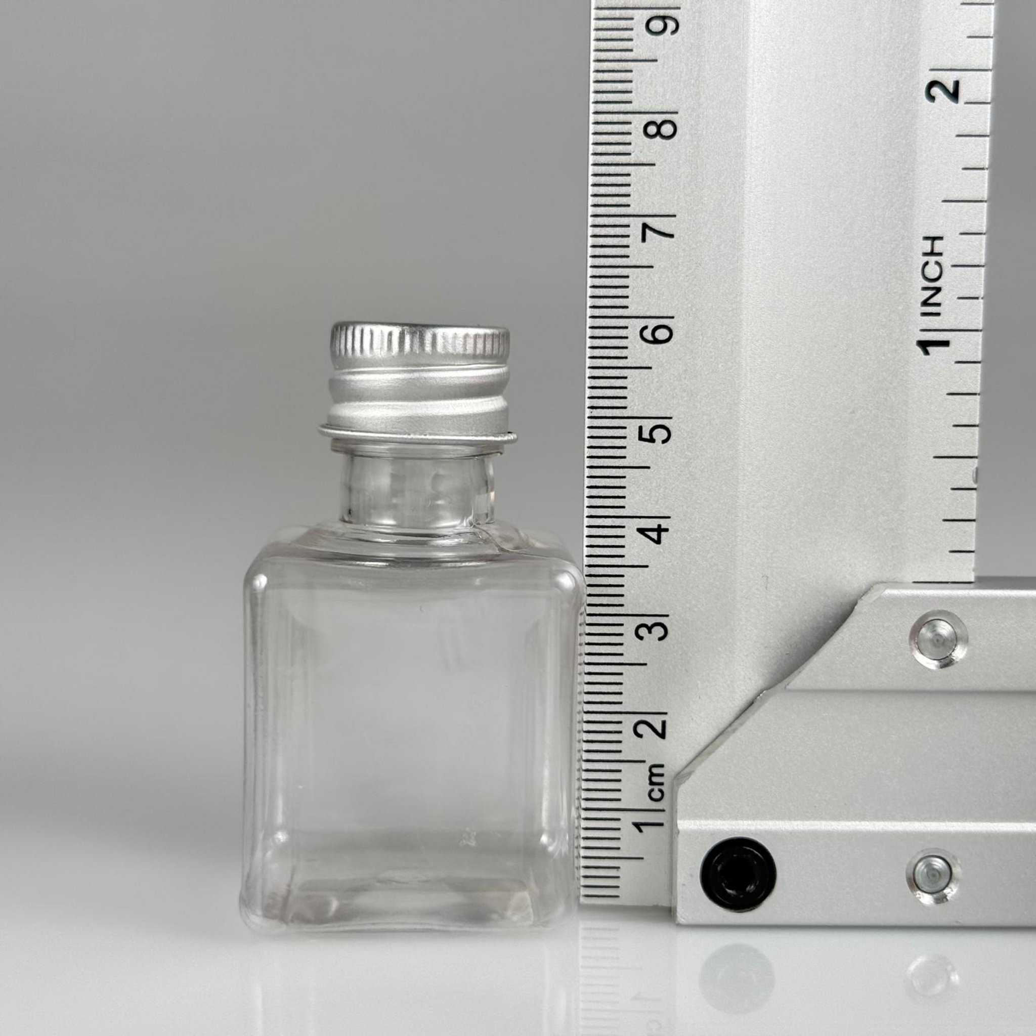 35 CC ŞEFFAF KARE PET ŞİŞE - KÖPÜK CONTALI GÜMÜŞ ALÜMİNYUM METAL KAPAKLI + DAMLALIKLI KOLONYA TIPALI TAKIM - 35 ML ŞEFFAF KARE PET ŞİŞE