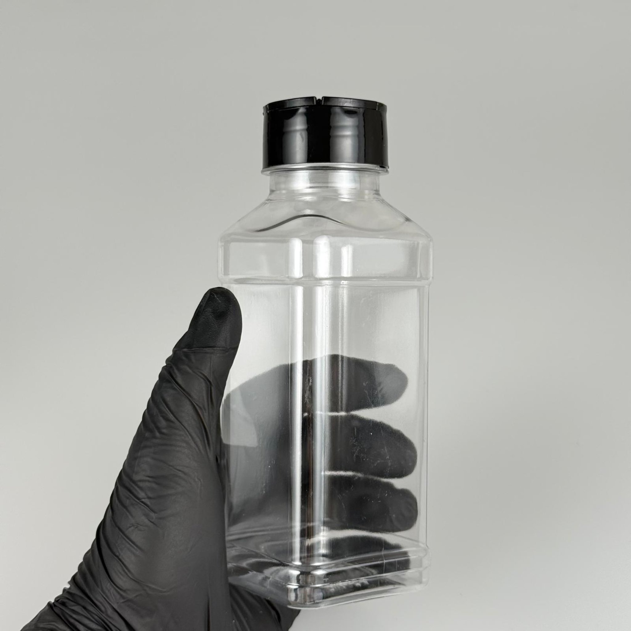 PLASTİK KARE BAHARATLIK KAVANOZ - 330 ML PET BAHARAT, TOZ, PUDRA VB İÇİN PET ŞİŞE - SİYAH AÇILIR KAPANIR DELİKLİ KAPAKLI TAKIM - 330 CC