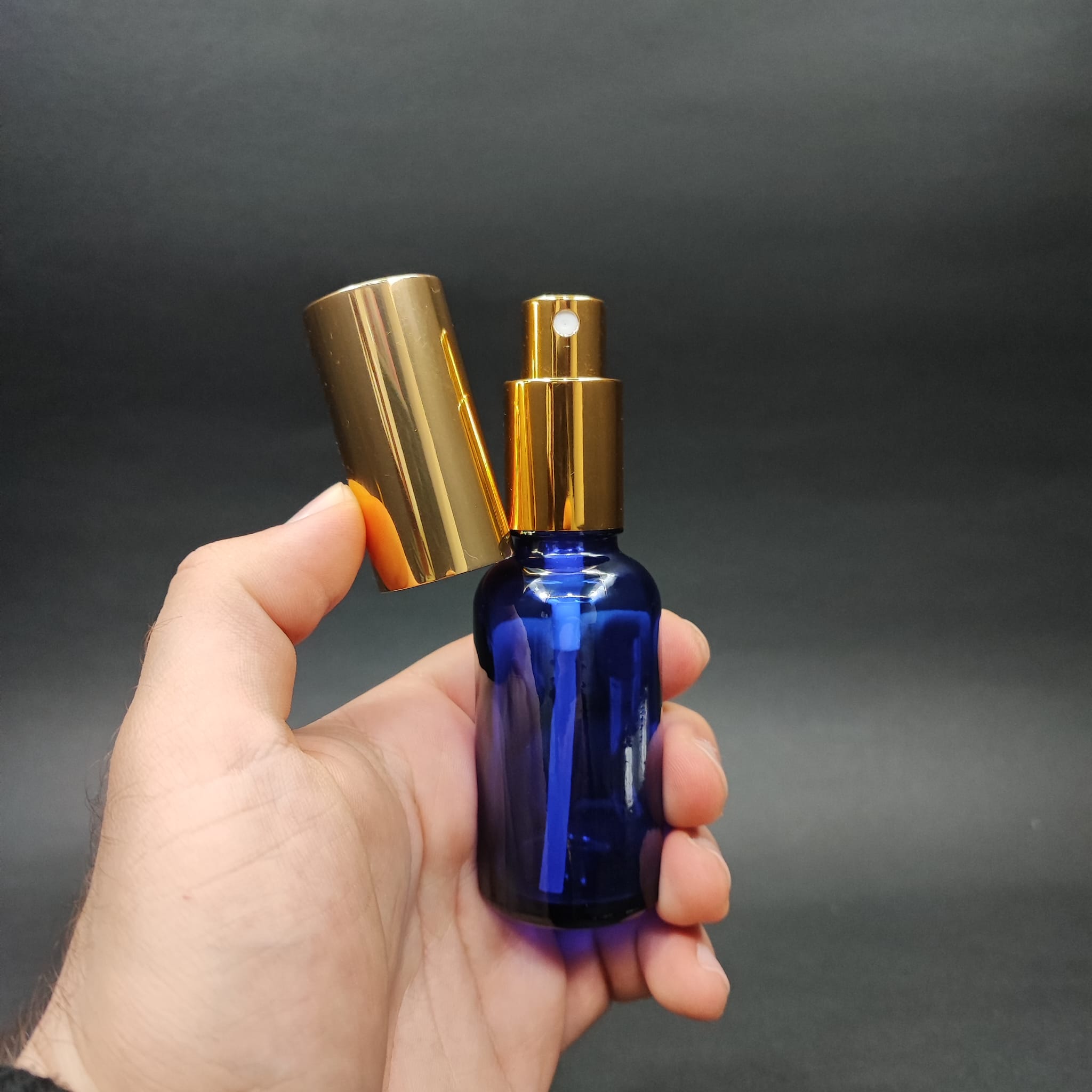 30 ML LÜKS VİDALI VALF ÇEVİRME PARFÜM ŞİŞELERİ - 30 CC MAVİ CAM ŞİŞE - GOLD METAL SPREYLİ KAPAKLI SET