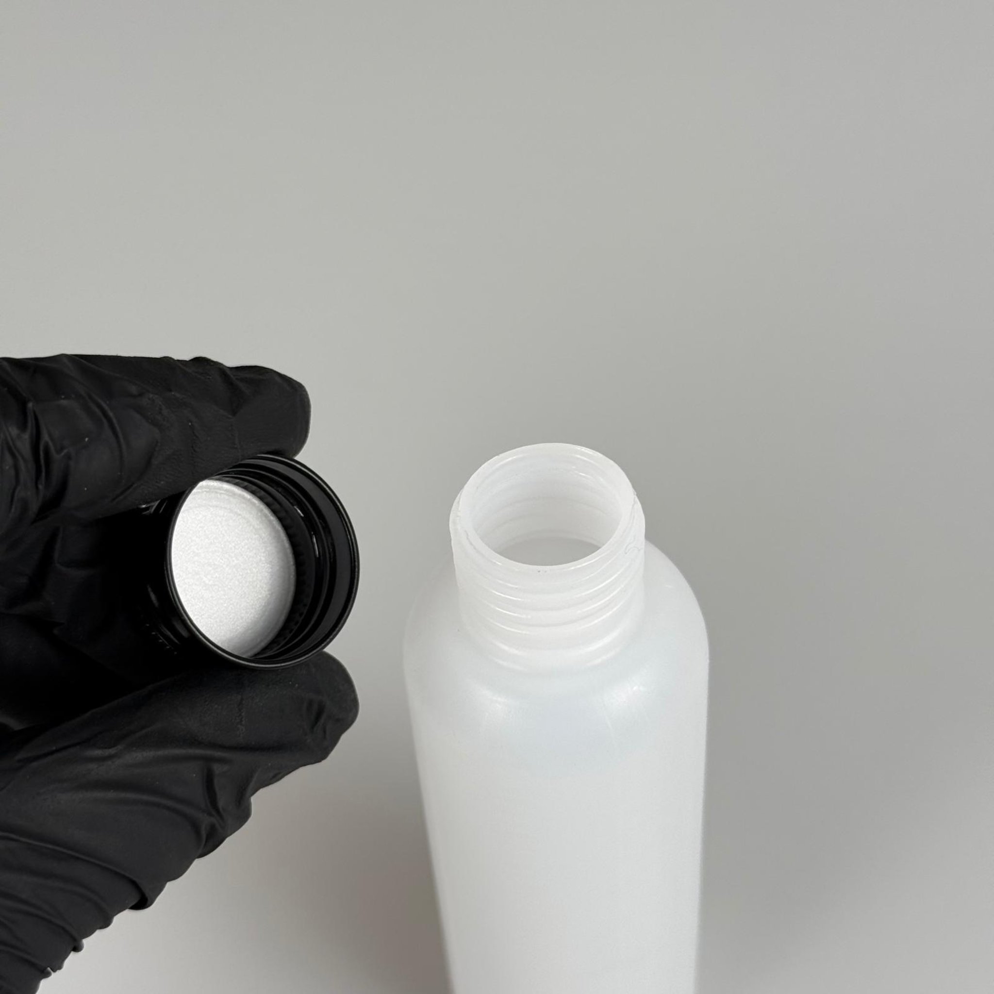 100 CC NATÜREL SERT POLİETİLEN ASETON ŞİŞESİ ( 24 MM ) + KÖPÜK CONTALI SİYAH METAL ALÜMİNYUM KAPAKLI TAKIM - 100 ML KAPAKLI PLASTİK ASETON ŞİŞELERİ