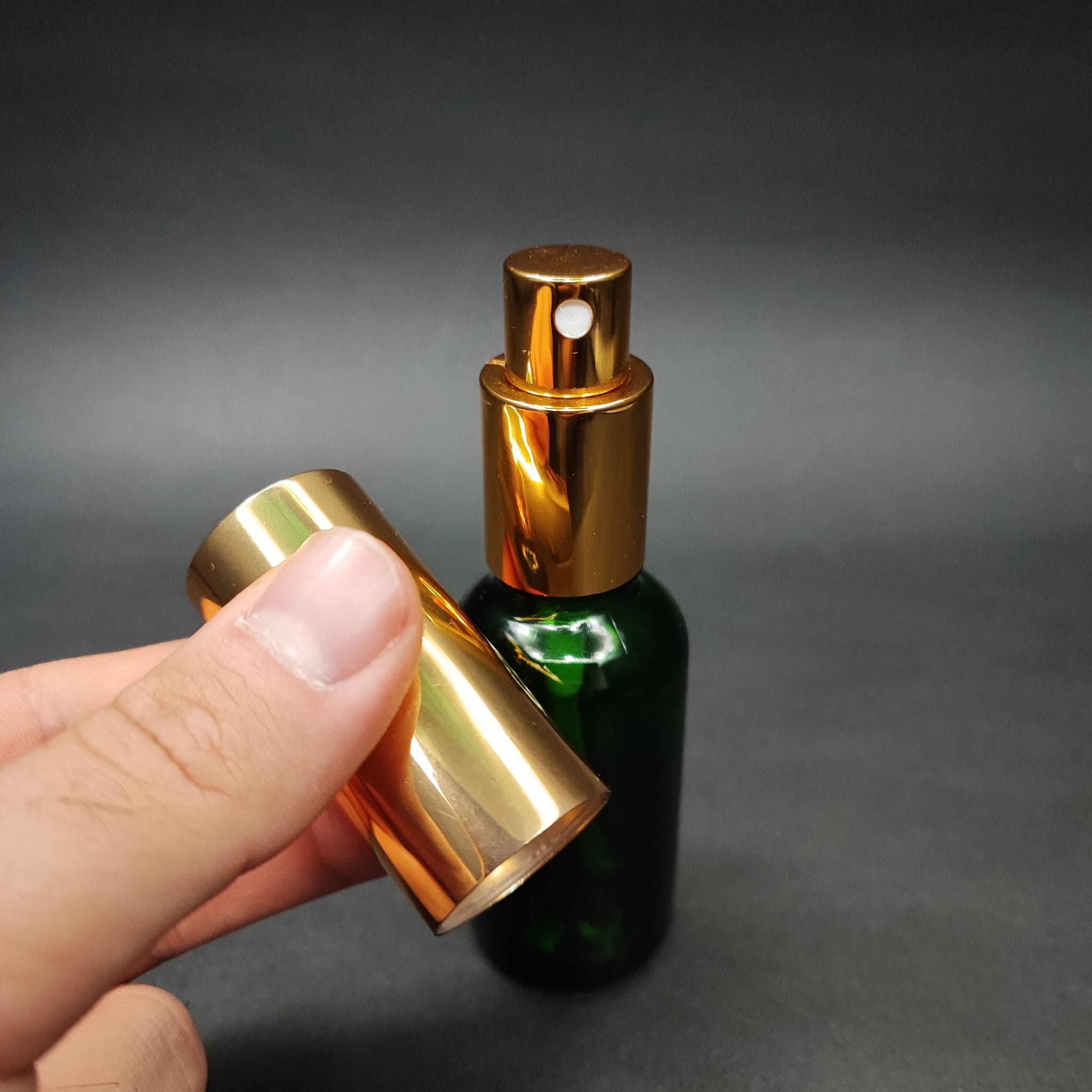 30 ML LÜKS VİDALI VALF ÇEVİRME PARFÜM ŞİŞELERİ - 30 CC YEŞİL CAM ŞİŞE - GOLD METAL SPREYLİ KAPAKLI SET