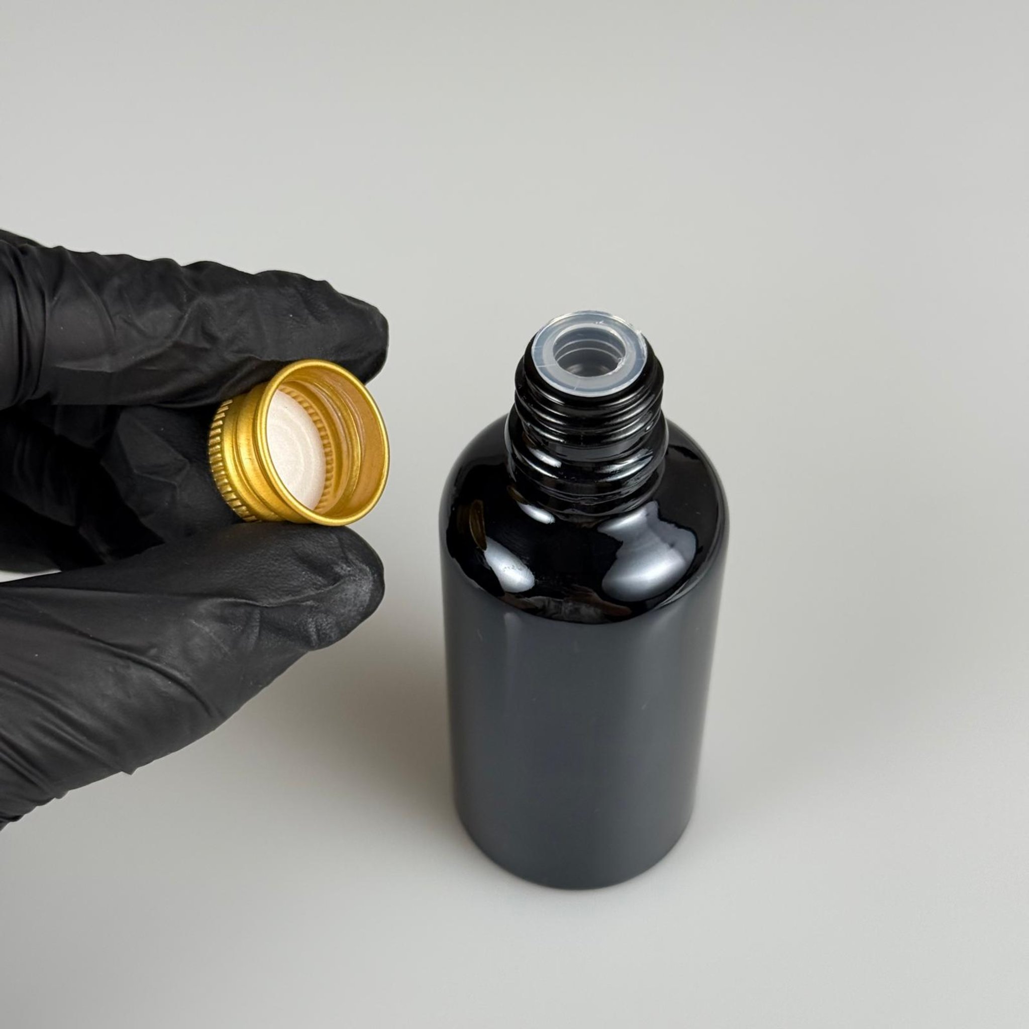 50 CC SİYAH CAM ŞİŞE + KÖPÜK CONTALI GOLD ALÜMİNYUM METAL KAPAKLI + KÖR TIPALI TAKIM - 50 ML SİYAH CAM ŞİŞE