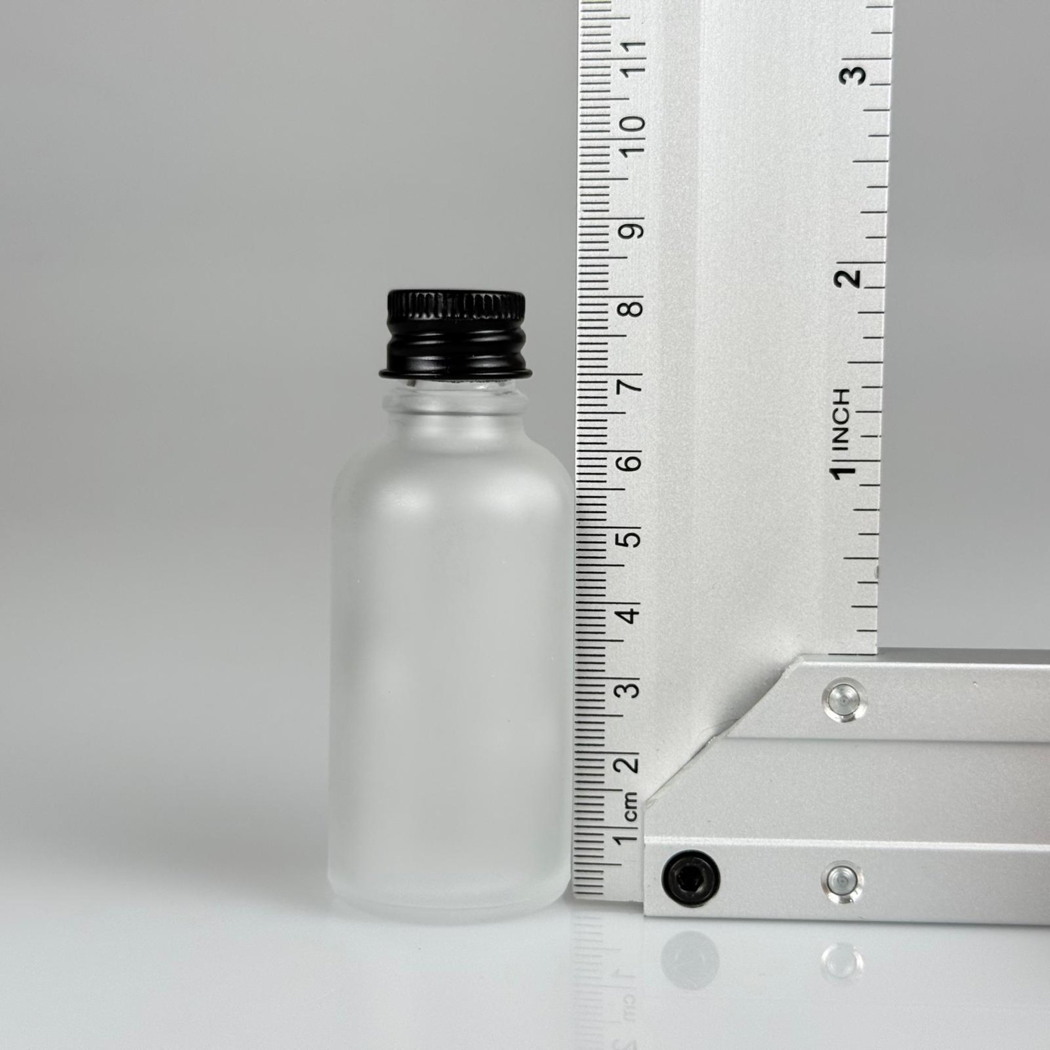 30 CC BUZLU CAM ŞİŞE + KÖPÜK CONTALI SİYAH ALÜMİNYUM METAL KAPAKLI + KÖR TIPALI TAKIM - 30 ML BUZLU CAM ŞİŞE