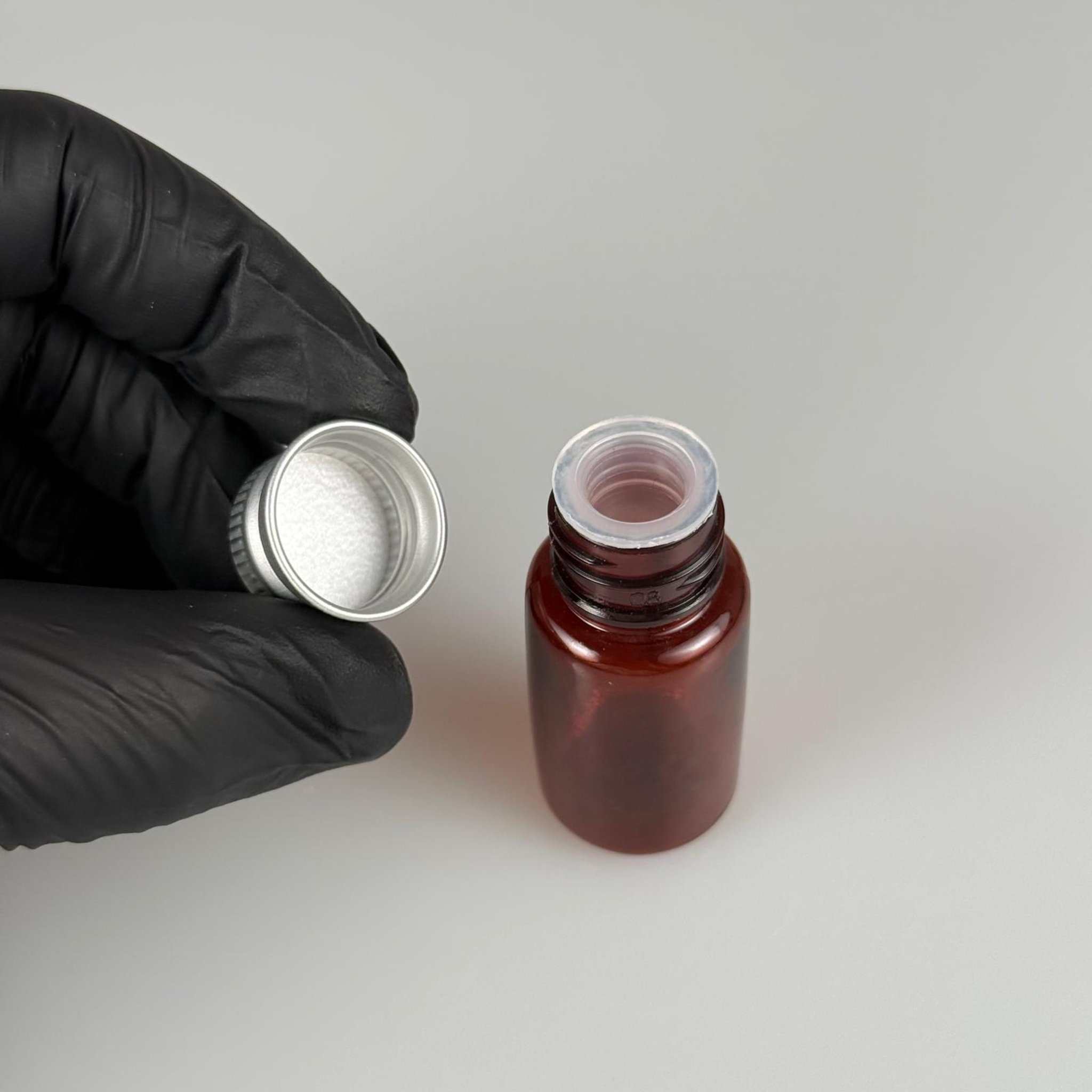 10 CC AMBER PET SHOT ŞİŞE - KÖPÜK CONTALI GÜMÜŞ ALÜMİNYUM METAL KAPAKLI + KÖR TIPALI TAKIM - 10 ML KAHVERENGİ PLASTİK ŞİŞE