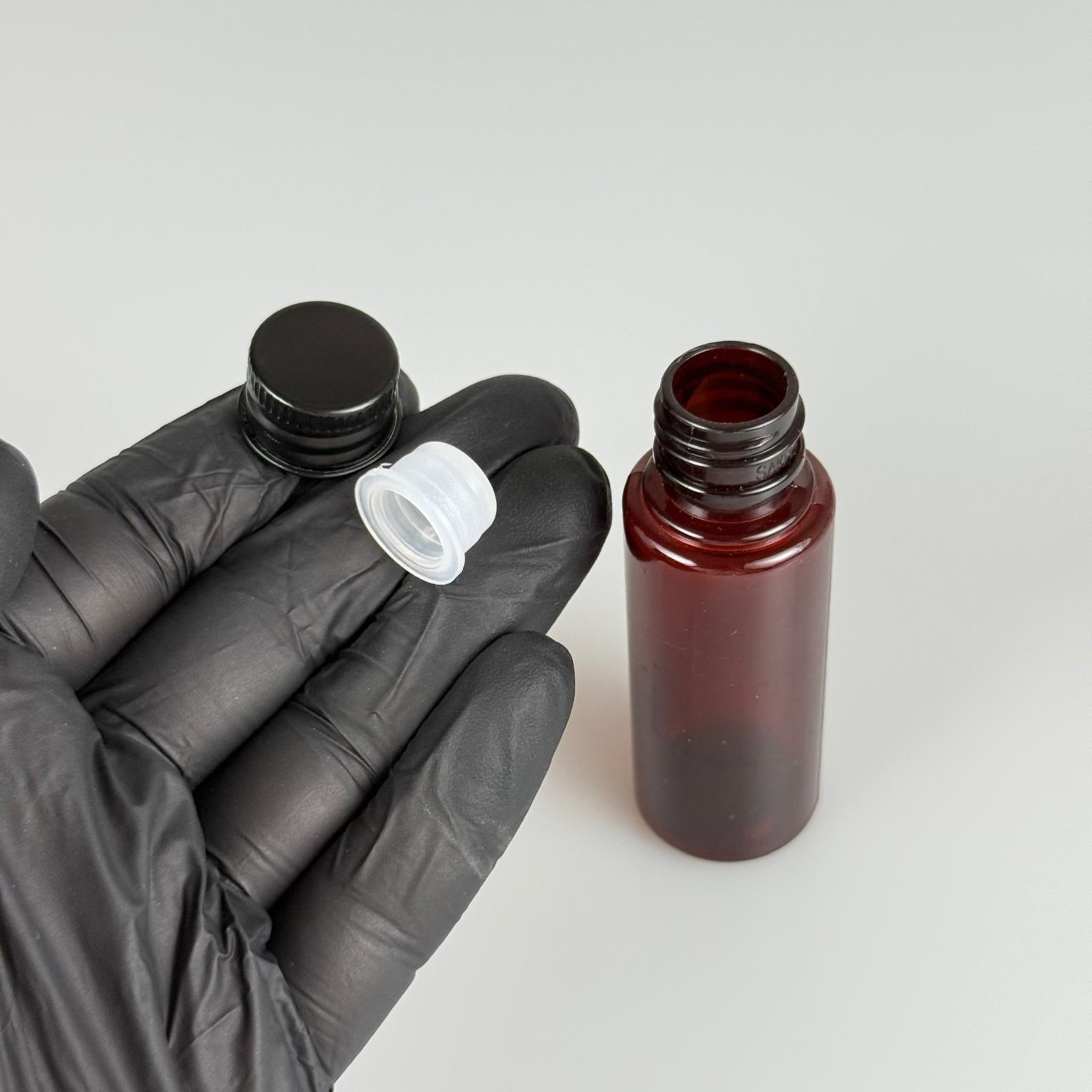 30 CC PET AMBER SHOT ŞİŞE - KÖPÜK CONTALI SİYAH ALÜMİNYUM METAL KAPAKLI + KÖR TIPALITAKIM - 30 ML KAHVERENGİ PLASTİK ŞİŞE
