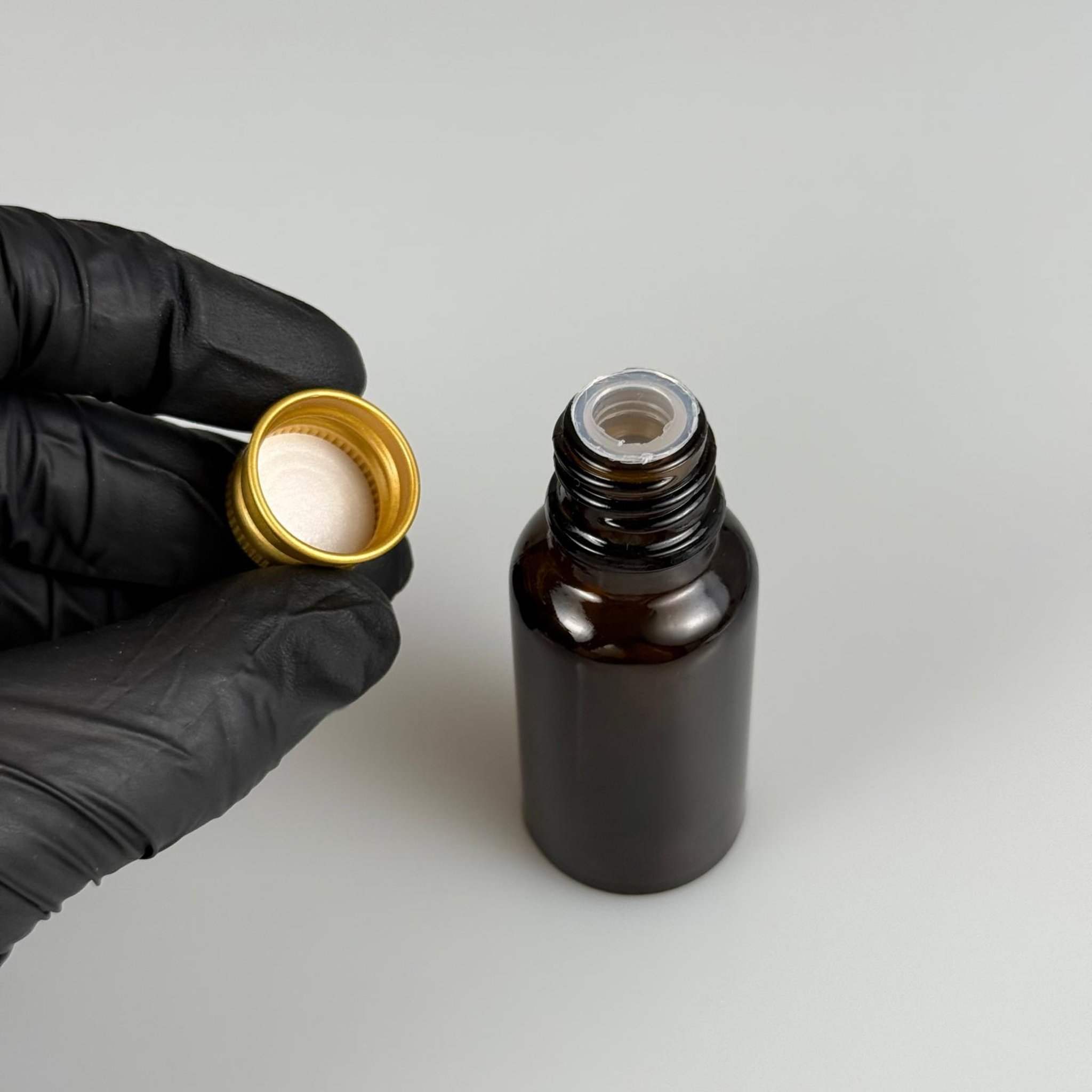 20 CC AMBER CAM ŞİŞE + KÖPÜK CONTALI GMOLD ALÜMİNYUM METAL KAPAKLI + KÖR TIPALI TAKIM - 20 ML KAHVERENGİ CAM ŞİŞE