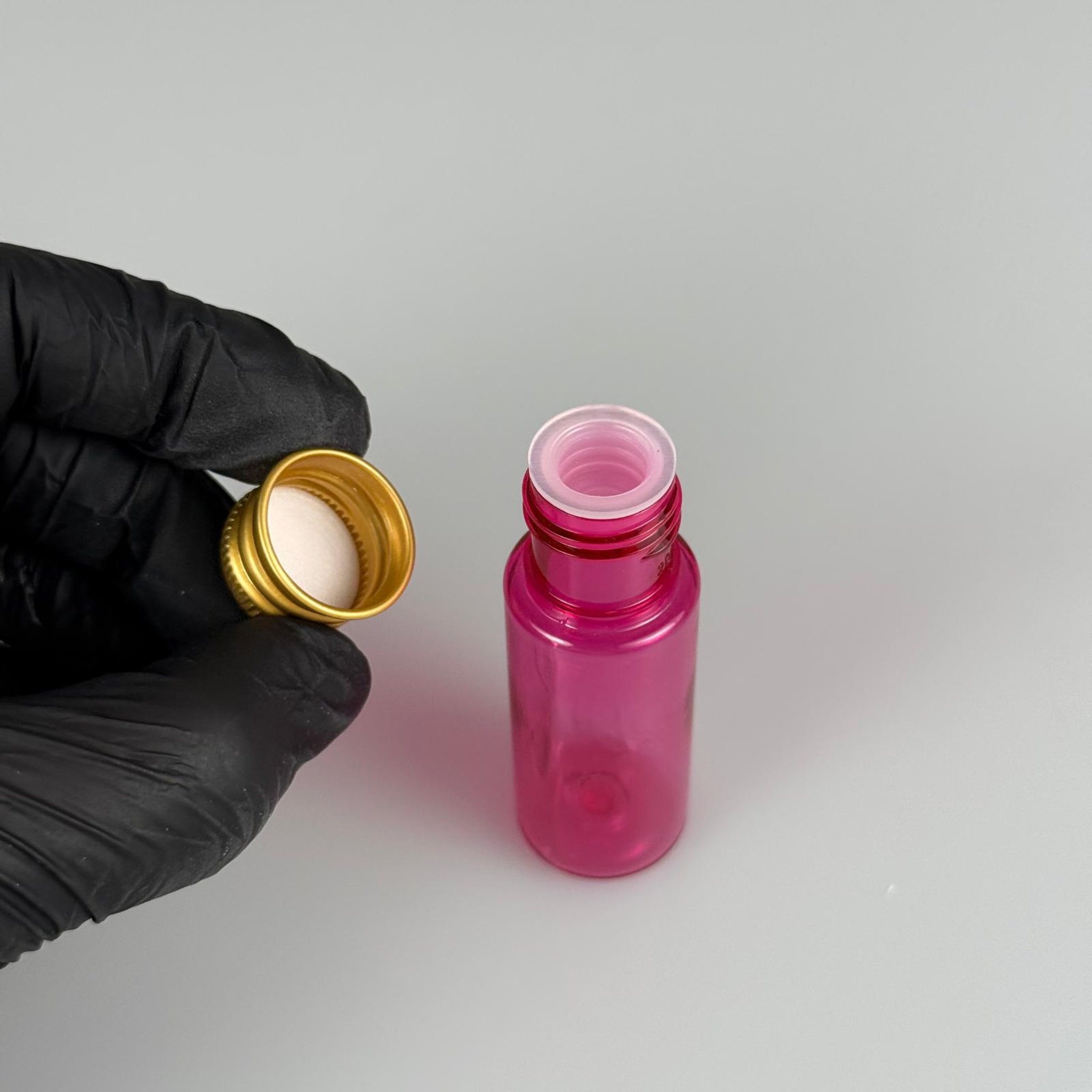 15 CC SİLİNDİR PEMBE PET ŞİŞE + KÖPÜK CONTALI GOLD ALÜMİNYUM METAL KAPAKLI + KÖR TIPALI TAKIML - 15 ML PEMBE PET ŞİŞE
