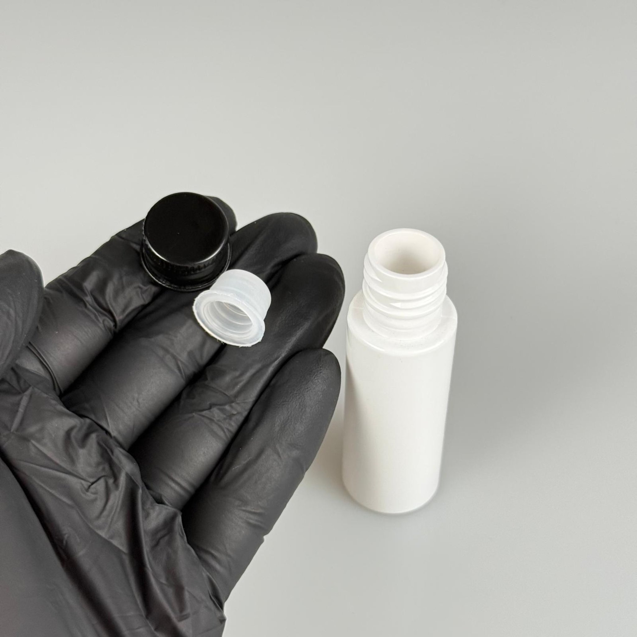 20 CC BEYAZ PET ŞİŞE + KÖPÜK CONTALI SİYAH ALÜMİNYUM METAL KAPAKLI + KÖR TIPALI TAKIM - 20 ML PLASTİK ŞİŞE