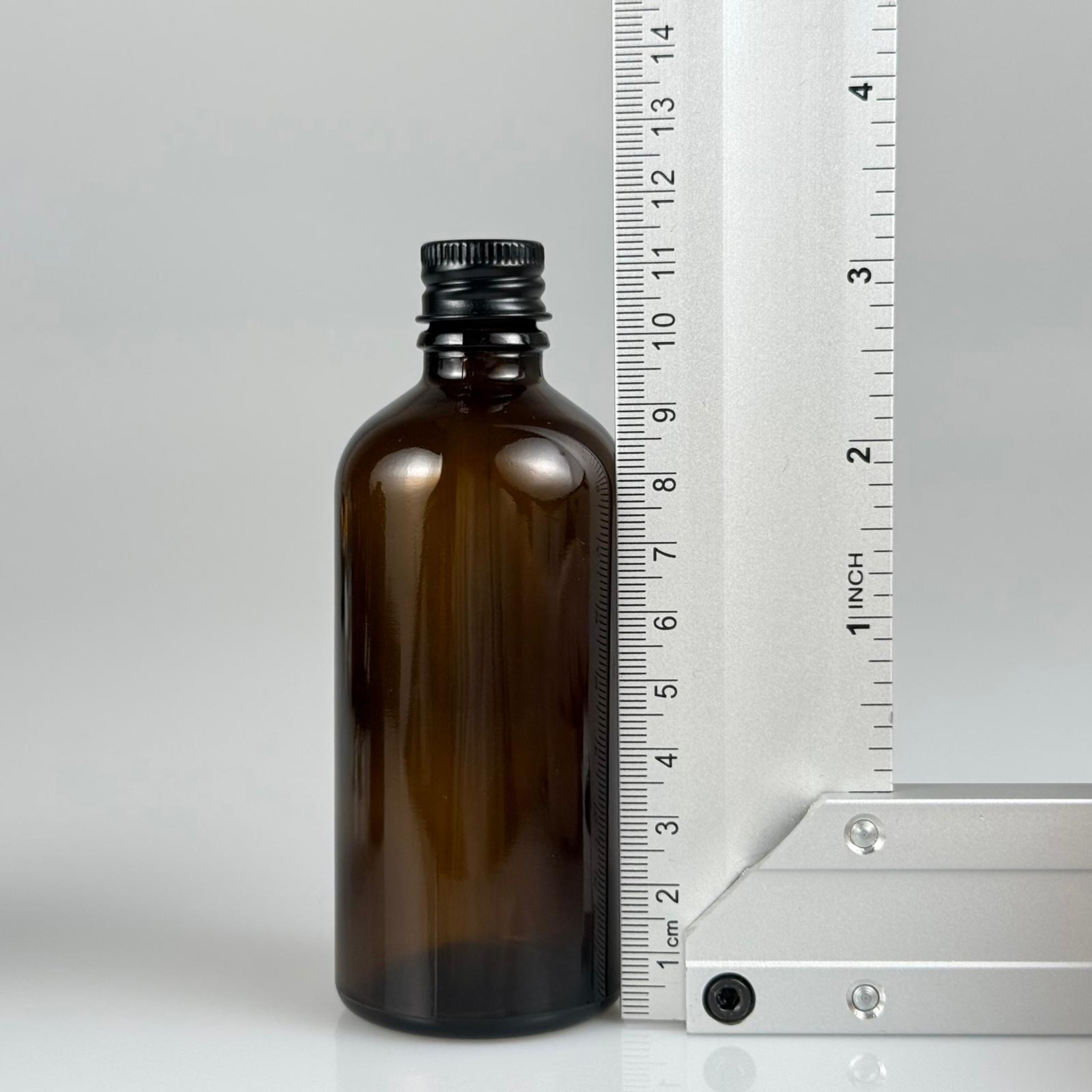 100 CC AMBER CAM ŞİŞE + KÖPÜK CONTALI SİYAH ALÜMİNYUM METAL KAPAKLI + KÖR TIPALI TAKIM - 100 ML KAHVERENGİ CAM ŞİŞE