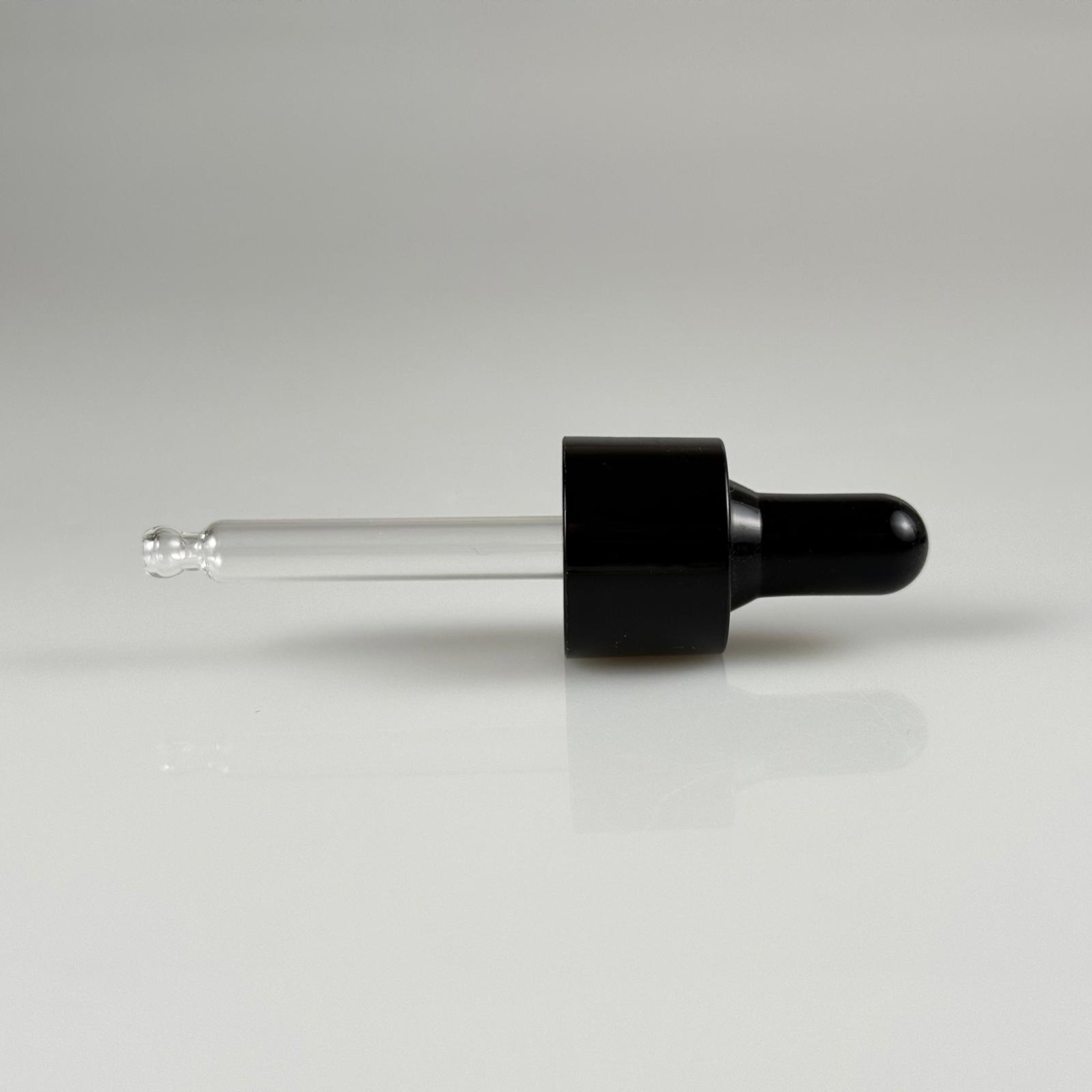 20 MM CAM DAMLALIKLI TAKIM - SİYAH EMZİK + SİYAH DELİKLİ PLASTİK KAPAK + 65 MM CAM PİPET - 30 CC OMUZLU SERUM ŞİŞESİ İÇİN