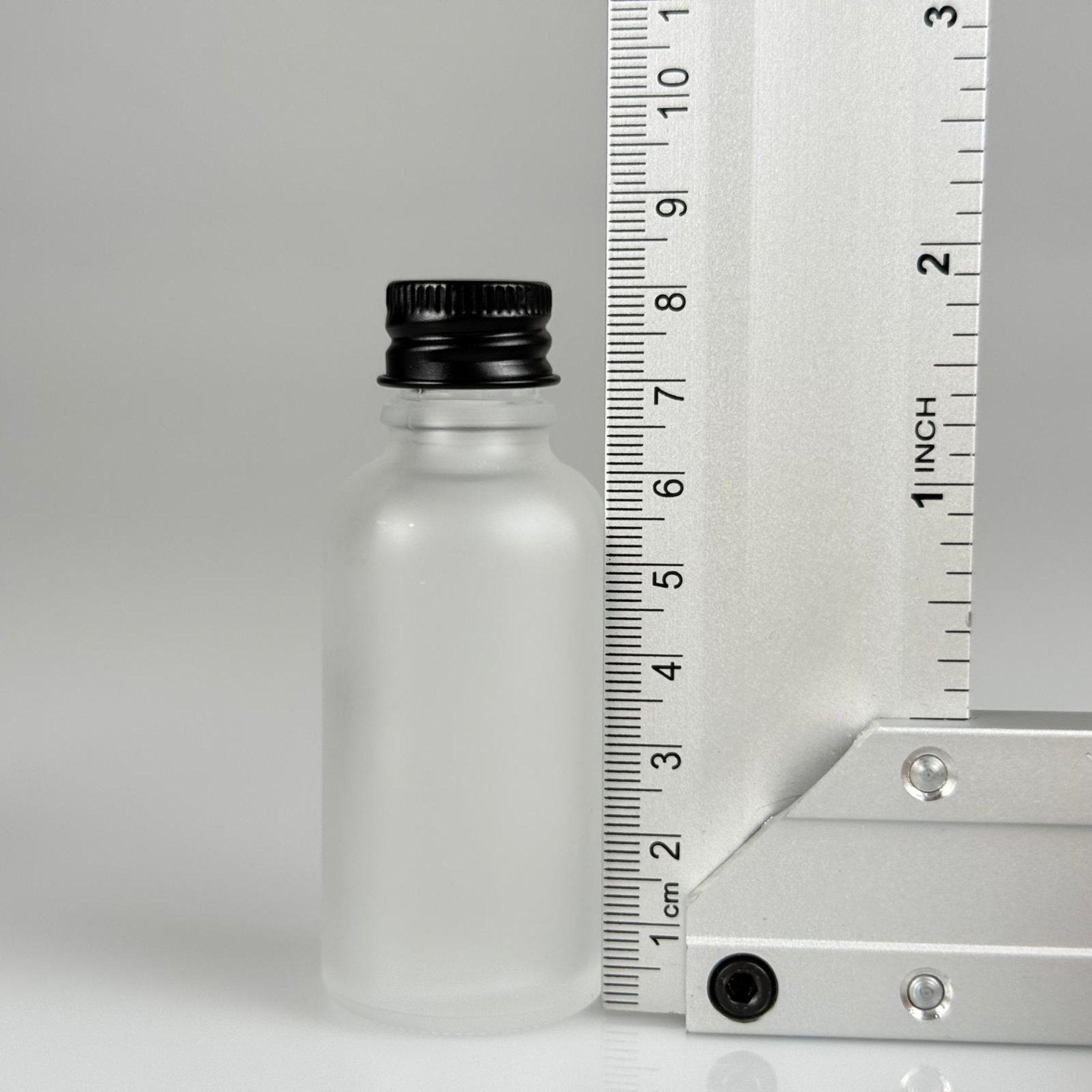 30 CC BUZLU CAM ŞİŞE + KÖPÜK CONTALI SİYAH ALÜMİNYUM METAL KAPAKLI + KOLONYA TIPALI TAKIM - 30 ML BUZLU CAM ŞİŞE