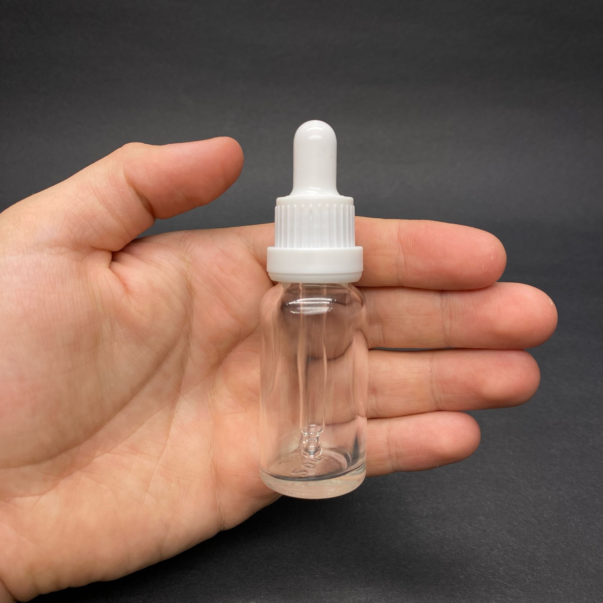 20 CC ŞEFFAF CAM DAMLALIKLI ŞİŞE - BEYAZ EMZİK - BEYAZ KİLİTLİ PLASTİK KAPAK - 20 ML SAYDAM CAM DAMLALIKLI ŞİŞE