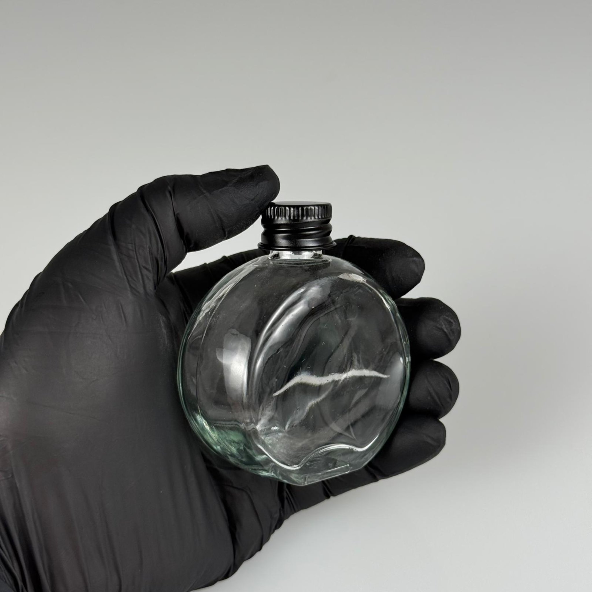 50 CC OVAL YASSI YUVARLAK CAM ŞİŞE + SİYAH ALÜMİNYUM METAL KAPAKLI TAKIM - 50 ML ŞEFFAF CAM ŞİŞE