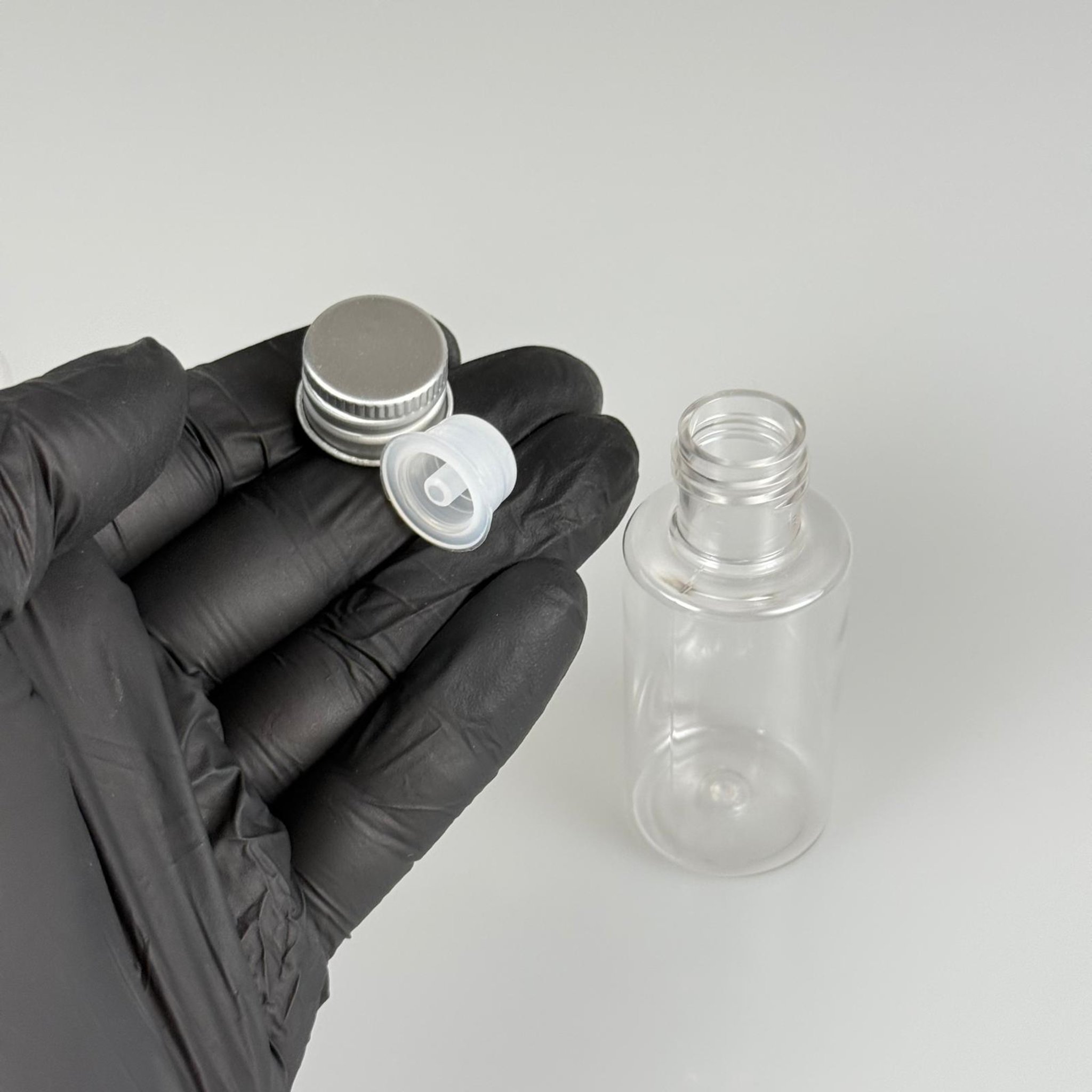 30 CC SİLİNDİR KISA MODEL PET ŞİŞE - KÖPÜK CONTALI GÜMÜŞ  ALÜMİNYUM METAL KAPAKLI + DAMLALIKLI KOLONYA TIPALII TAKIM - 30 ML ŞEFFAF PET ŞİŞE