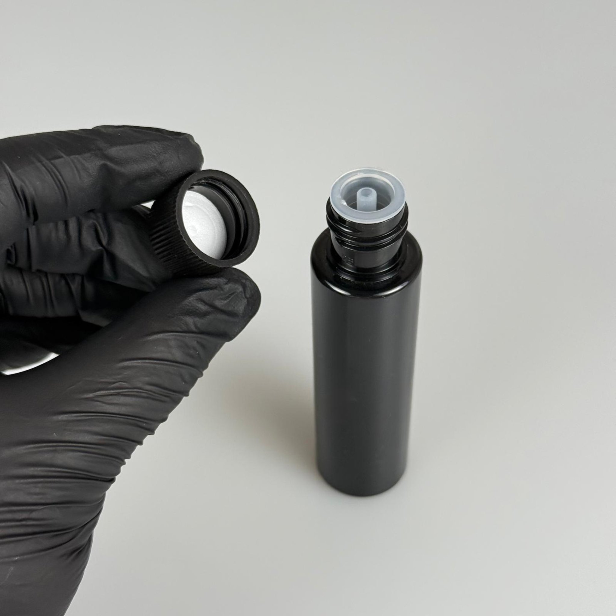 35 CC İÇTEN DAMLALIKLI PLASTİK ŞİŞE -  35 ML SİYAH PET ŞİŞE + CONTALI SİYAH KAPAK + KOLONYA TIPALI (DELEREK KULLANILIR) TAKIM