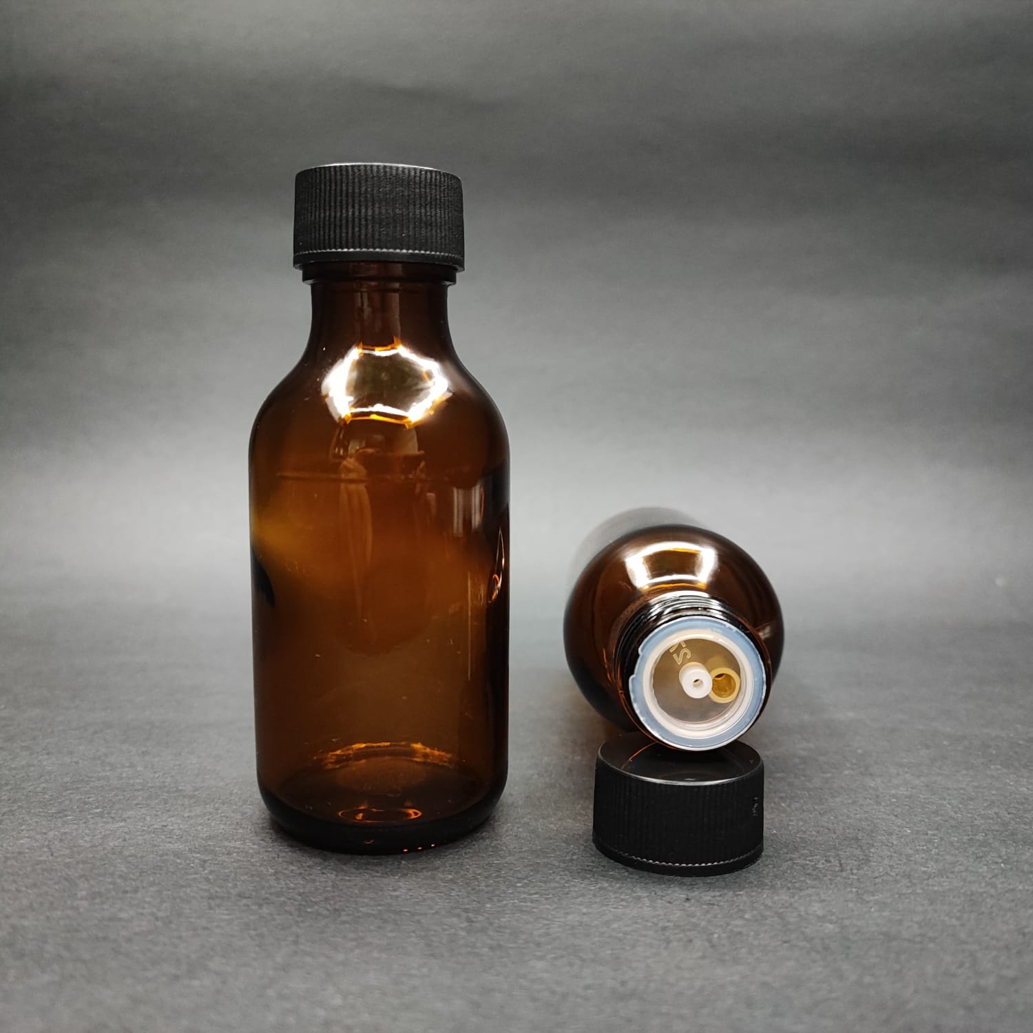 75 ML DOLUMU KOLAY, GENİŞ AĞIZLI İÇTEN DAMLALIKLI ŞİŞE (25 MM AĞIZ) - 75 CC SİYAH CONTALI KAPAKLI İÇTEN DAMLALIKLI CAM ECZA ŞİŞESİ - AMBER KAHVERENGİ