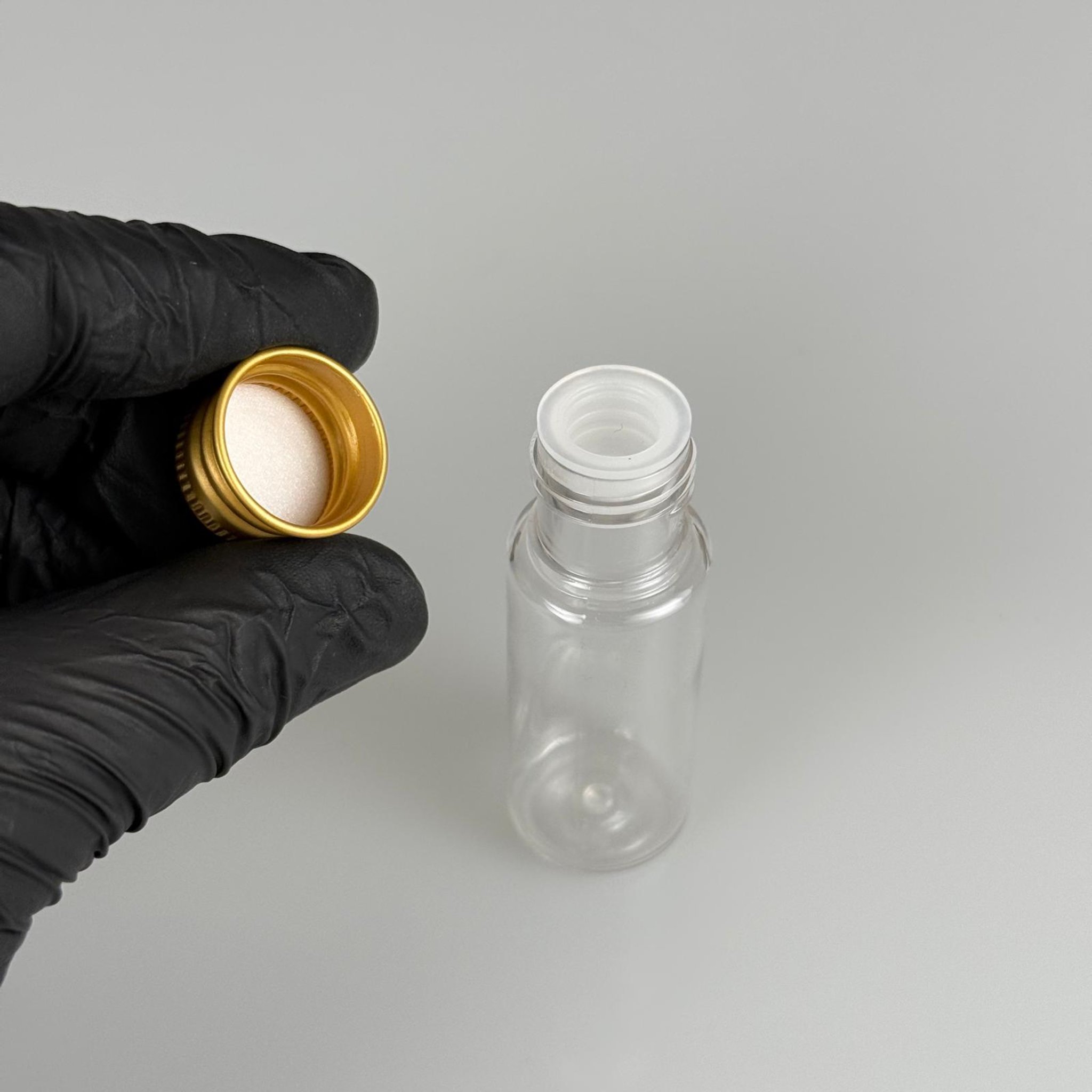 15 CC SİLİNDİR PET ŞİŞE + KÖPÜK CONTALI GOLD ALÜMİNYUM METAL KAPAKLI + KÖR TIPALI TAKIML - 15 ML ŞEFFAF PET ŞİŞE