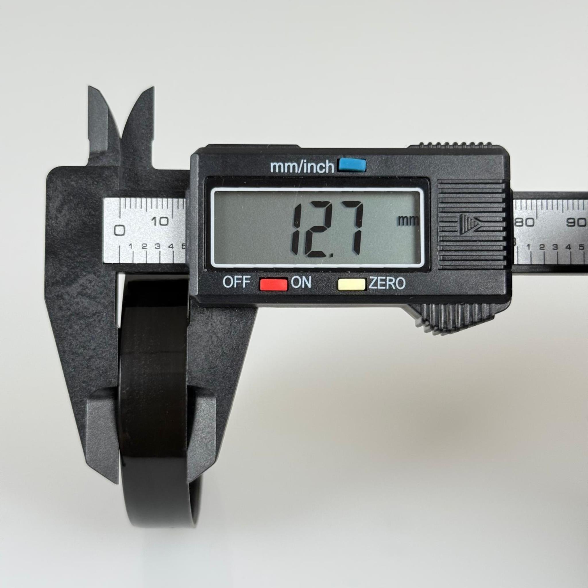 57 MM VİDALI PLASTİK KAPAK SİYAH (ŞİŞECAM 50 CC CAM KREM UYUMLU)