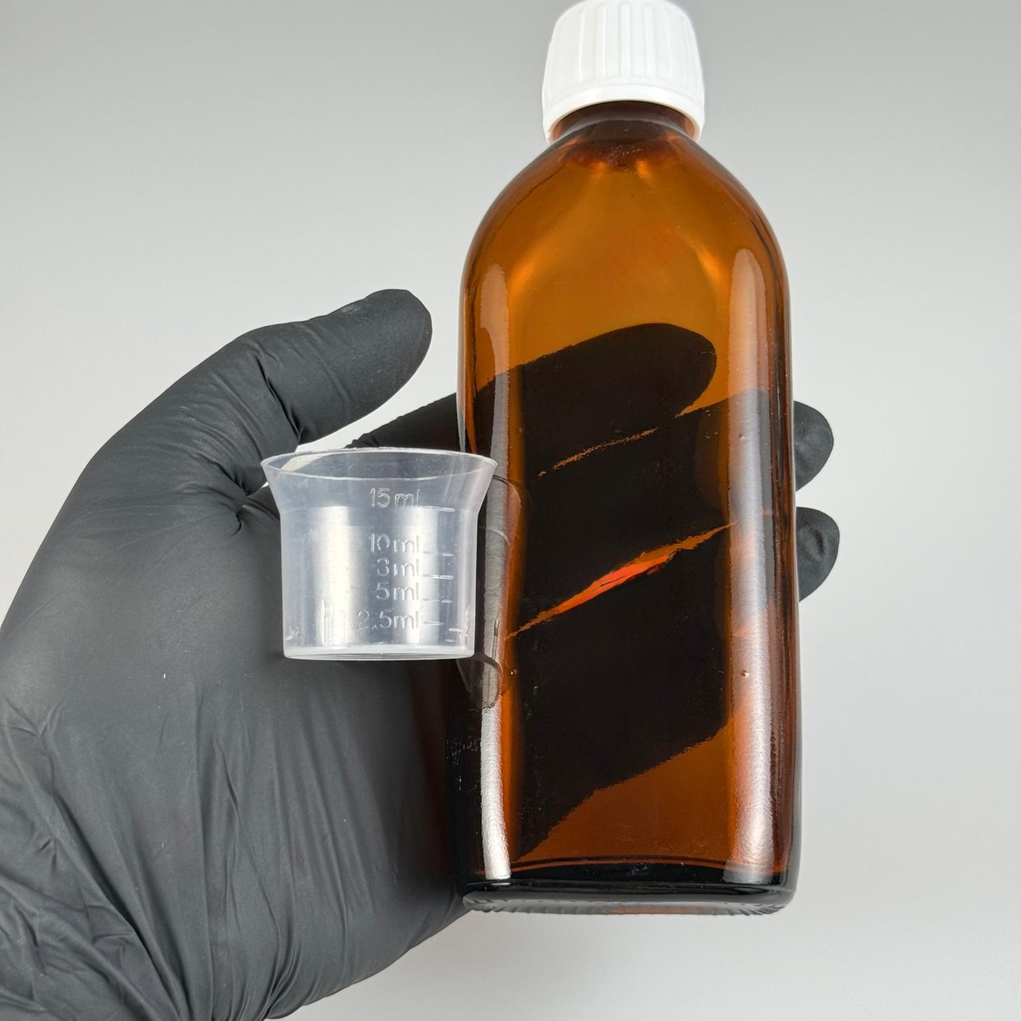 150 CC AMBER YASSI CAM ŞİŞE + BEYAZ KİLİTLİ PLASTİK KAPAK + 15 ML ÖLÇEK TAKIM - 150 ML YASSI CAM ŞİŞE