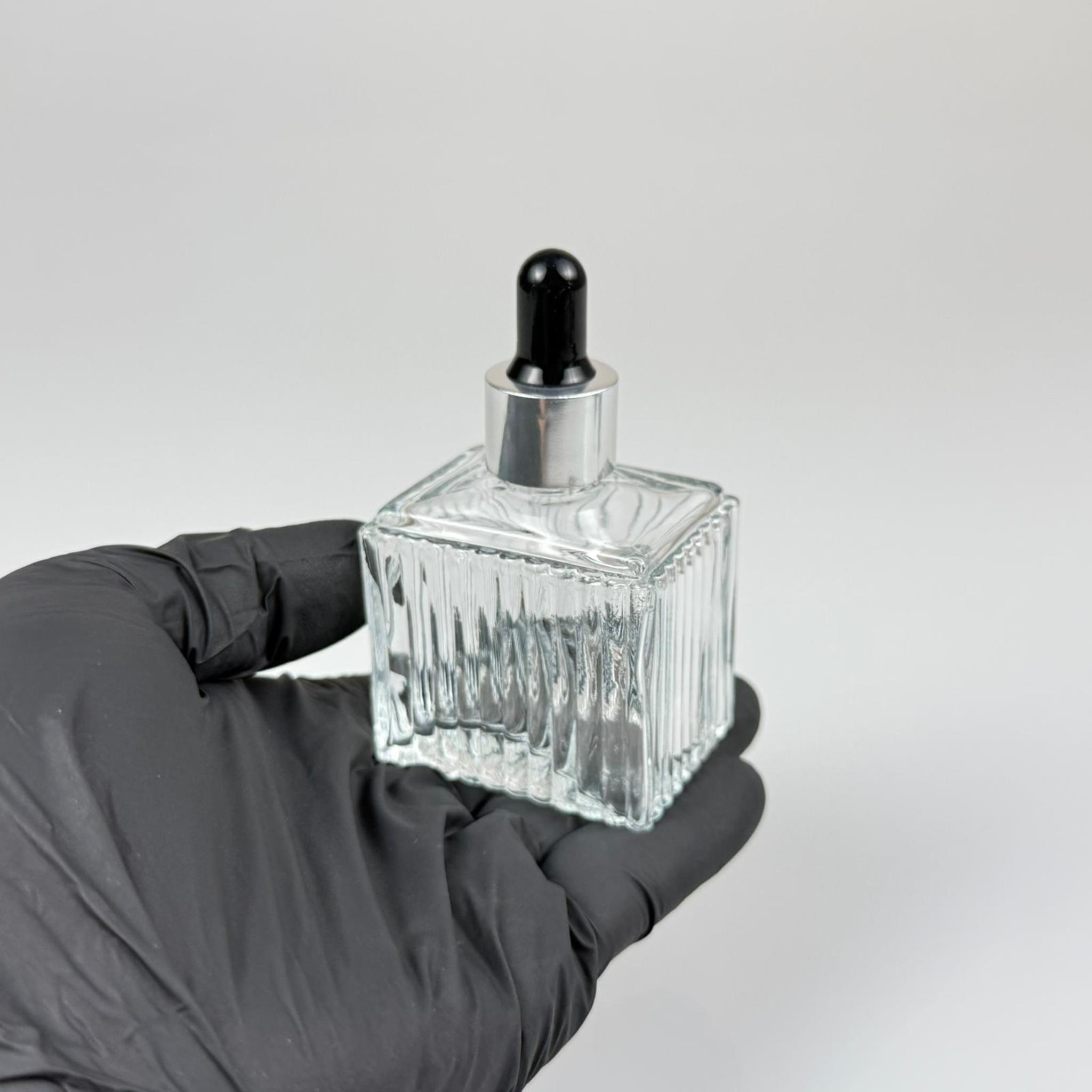 50 CC KÖŞELİ DESENLİ ÇİZGİLİ PRESTİJLİ CAM DAMLALIKLI ŞİŞE - SİYAH EMZİK - GÜMÜŞ METALİK KAPAK - 50 ML CAM DAMLALIKLI ŞİŞE - DAMLALIKLI BOŞ ŞİŞE