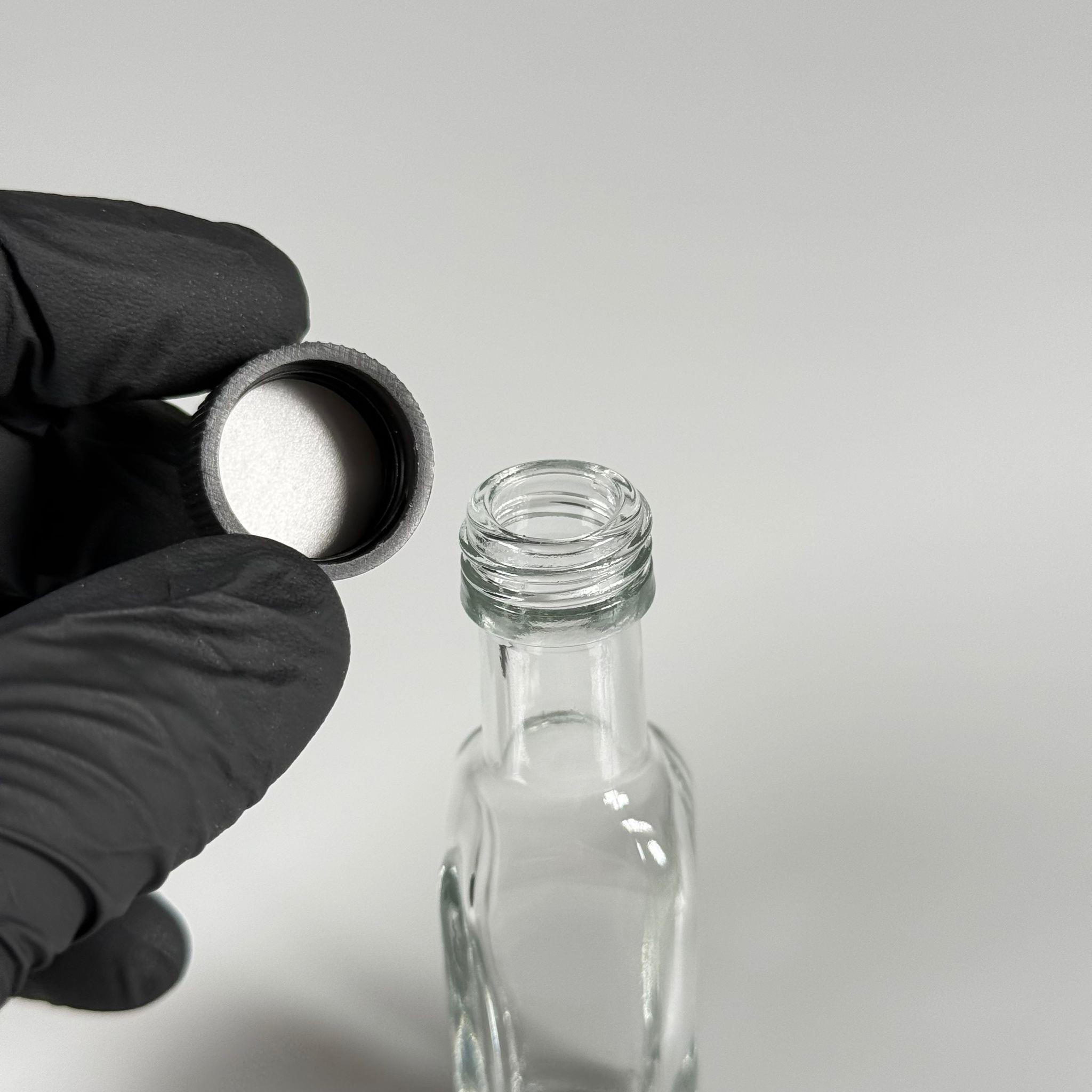 20 CC MARASKA KÖŞELİ CAM ŞİŞE - SİYAH PLASTİK KAPAKLI - 20 ML KAPAKLI CAM ŞİŞE
