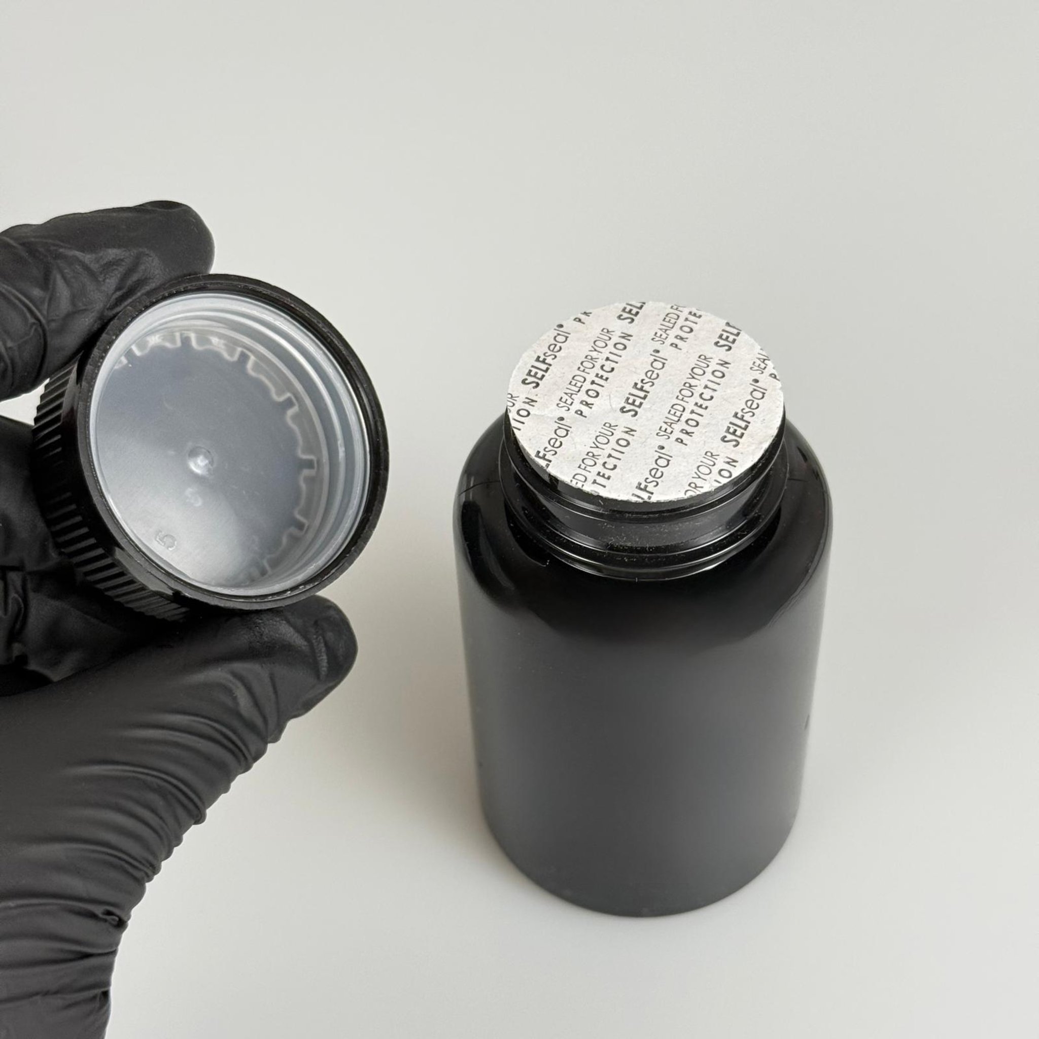 150 ML CONTALI ÇOCUK KİLİT KAPAKLI TABLET ŞİŞESİ  - 150 CC SİYAH PET KAVANOZ + 38 MM SİYAH ÇOCUK KİLİTLİ KAPAK + KENDİNDEN YAPIŞKANLI KÖPÜK CONTA TAKIM -  KAPSÜL KUTUSU - İLAÇ ŞİŞESİ - MEDİKAL HAP ŞİŞESİ - FARMASÖTİK KAVANOZ