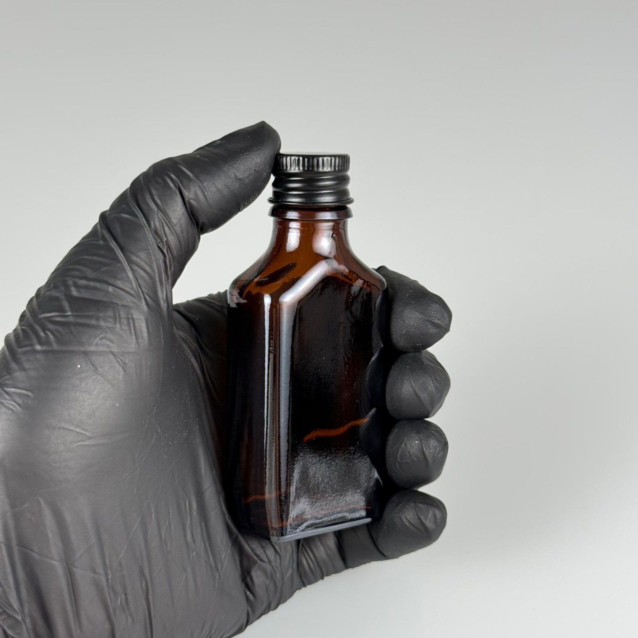 30 CC AMBER YASSI CAM ŞİŞE + SİYAH ALÜMİNYUM METAL KAPAKLI TAKIM - 30 ML KAHVERENGİ CAM ŞİŞE