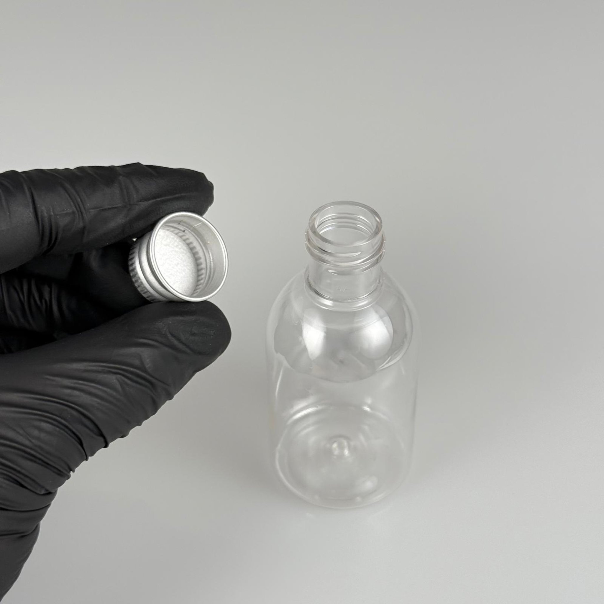 50  CC BUKLET PET ŞİŞE + KÖPÜK CONTALI GÜMÜŞ ALÜMİNYUM METAL KAPAKLI TAKIM - 50 ML PLASTİK ŞİŞE