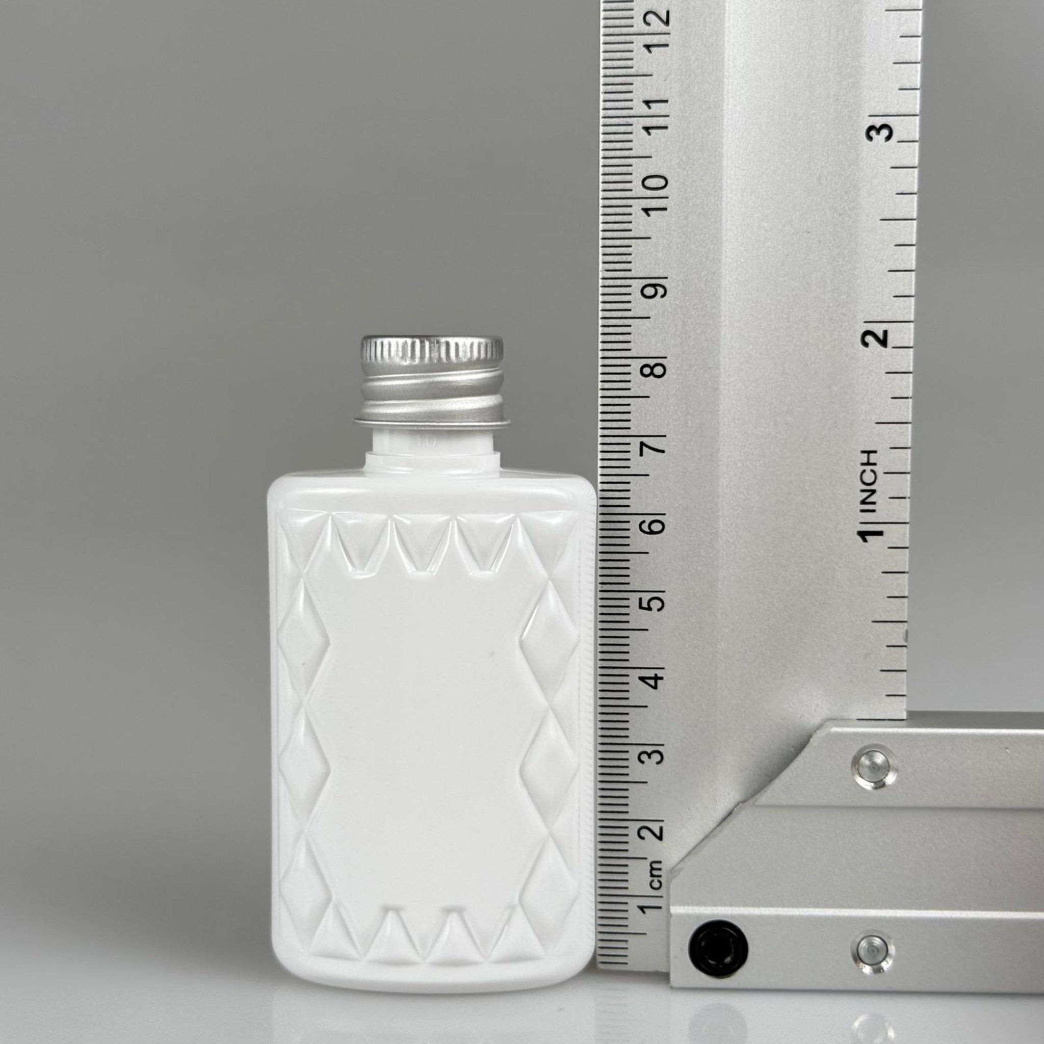 50 CC KÖŞELİ BEYAZ PET ŞİŞE + KÖPÜK CONTALI GÜMÜŞ ALÜMİNYUM METAL KAPAKLI TAKIM - 50  ML PET ŞİŞE