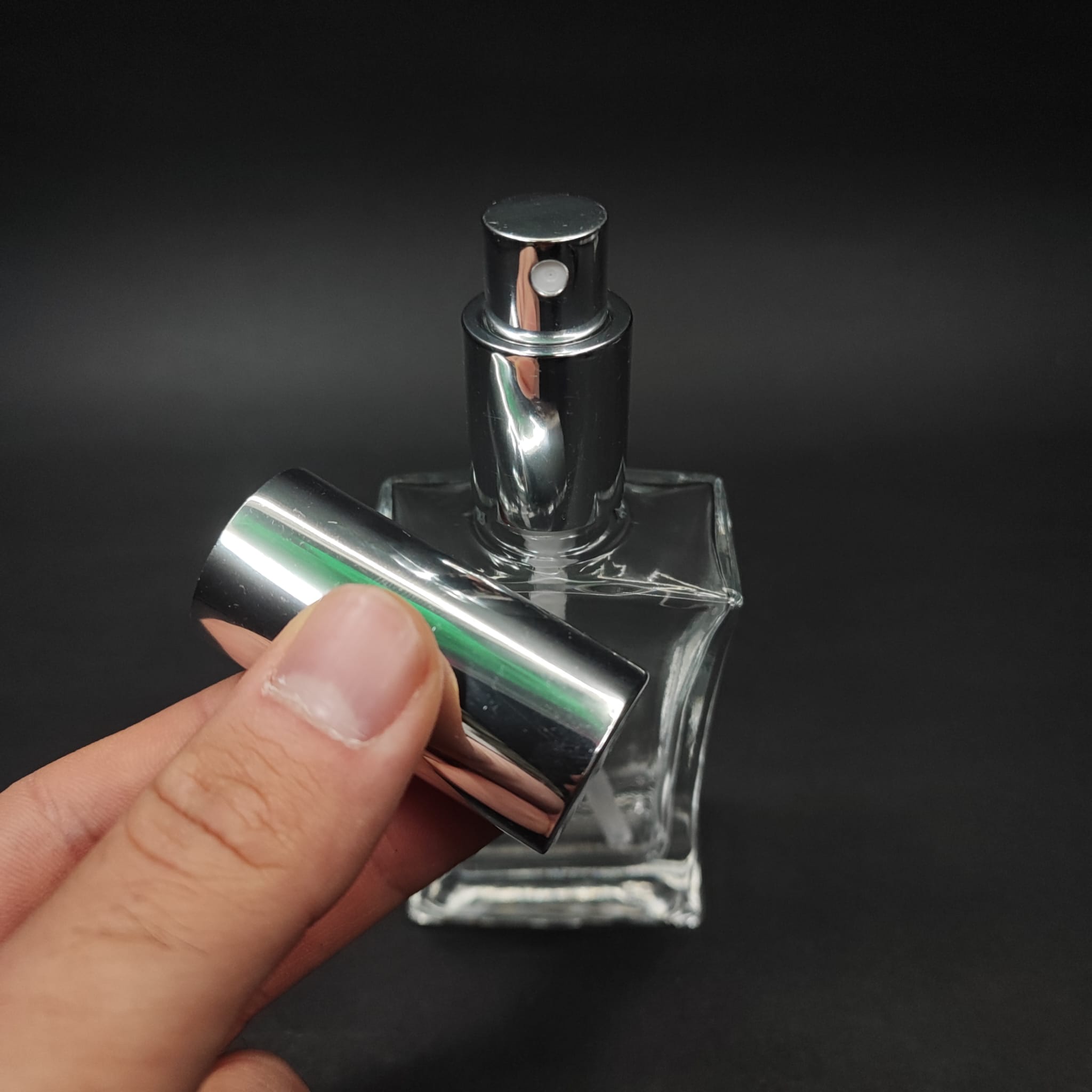50 ML LÜKS VİDALI VALF ÇEVİRME PARFÜM ŞİŞELERİ - 50 CC KÖŞELİ DİKDÖRTGEN CAM ŞİŞE - GÜMÜŞ METAL SPREYLİ KAPAKLI SET