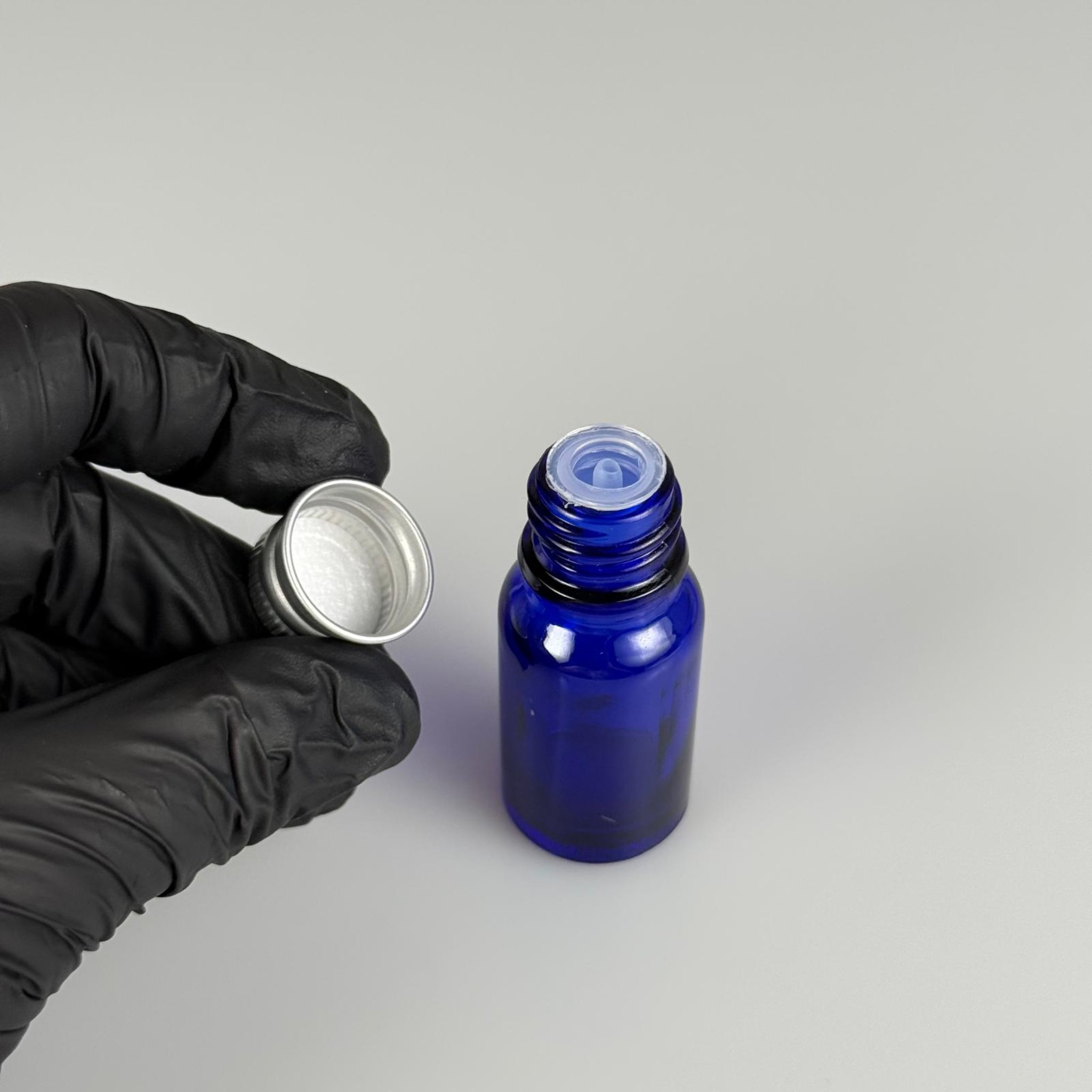 10 CC MAVİ CAM ŞİŞE + KÖPÜK CONTALI GÜMÜŞ ALÜMİNYUM METAL KAPAKLI + DAMLALIKLI KOLONYA TIPALI TAKIM - 10 ML MAVİ CAM ŞİŞE