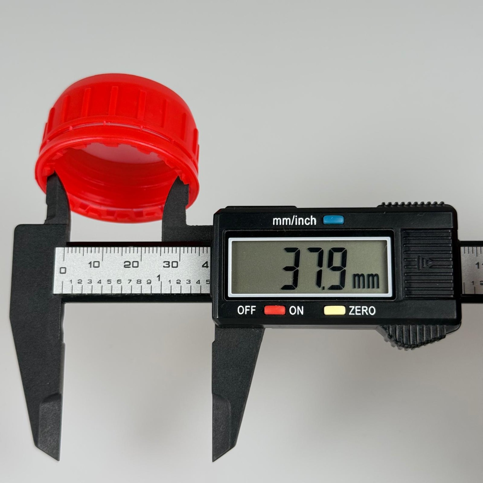 38 MM KÖPÜK CONTALI KİLİTLİ KIRMIZI PLASTİK KAPAK - SK 38/23 SFB PE(MDS) BİDON KAPAĞI
