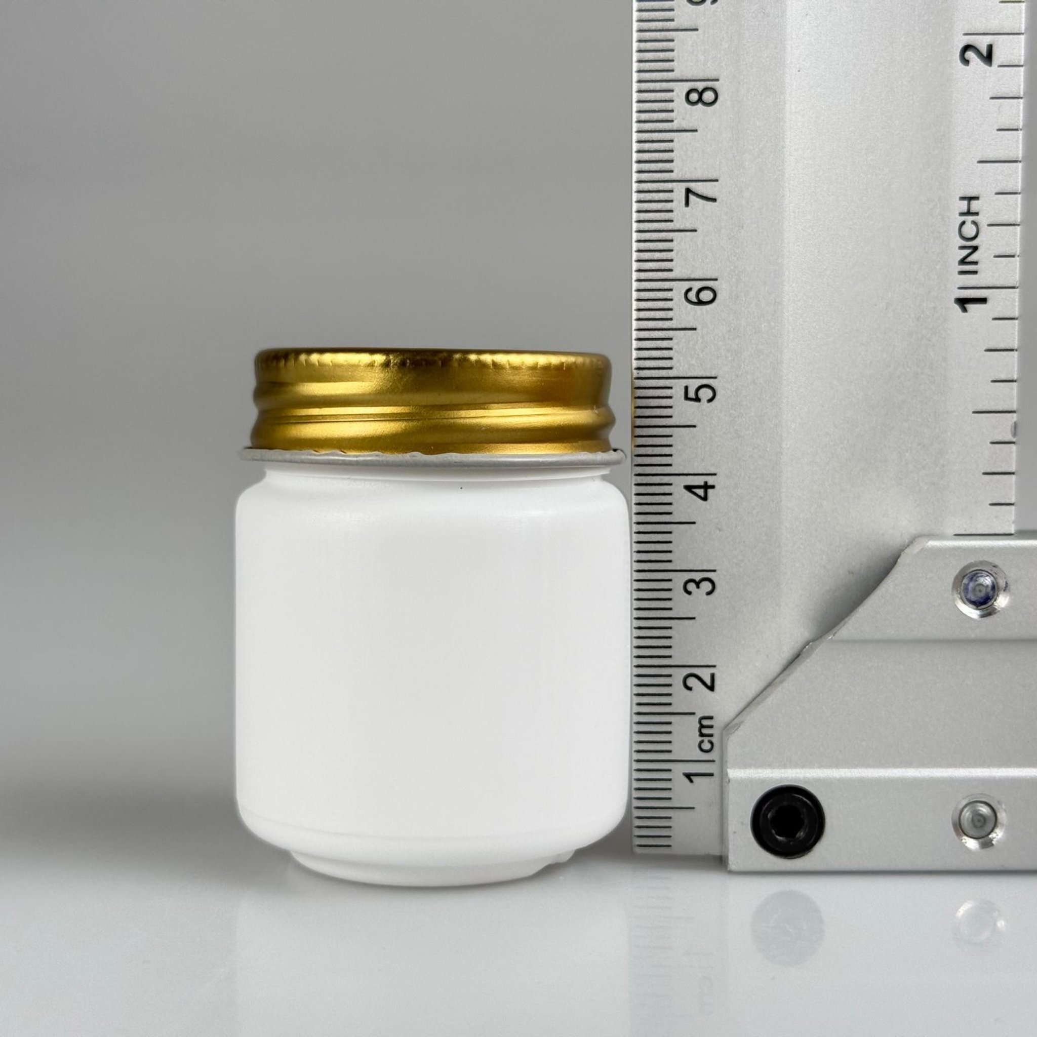 50 CC BEYAZ SERT POLİETİLEN ŞİŞE + GOLD METAL KAPAKLI + KENDİNDEN YAPIŞKANLI KÖPÜK CONTALI - 50 ML POLİETİLEN ŞİŞE