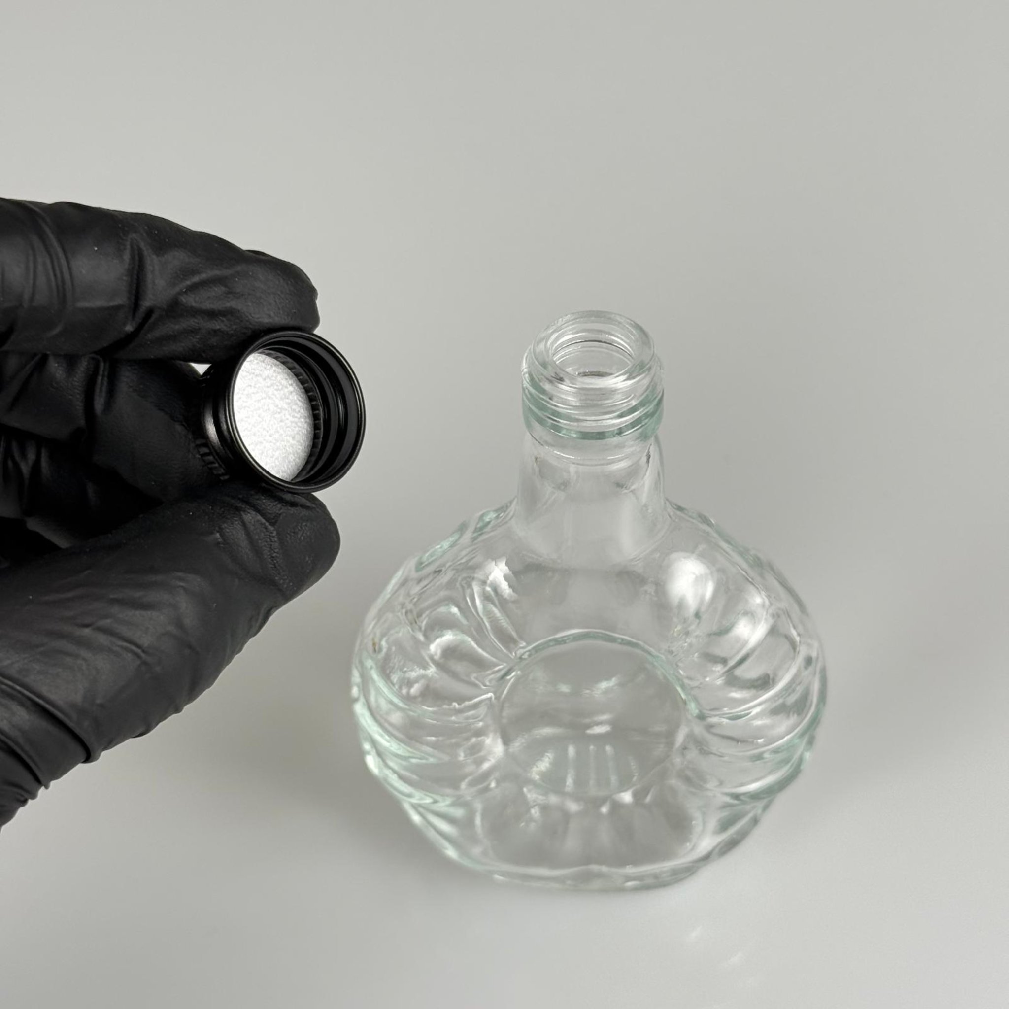 50 CC BOĞAZLI YASSI CAM ŞİŞE + SİYAH ALÜMİNYUM METAL KAPAKLI TAKIM - 50 ML PRESTİJLİ ŞİŞE
