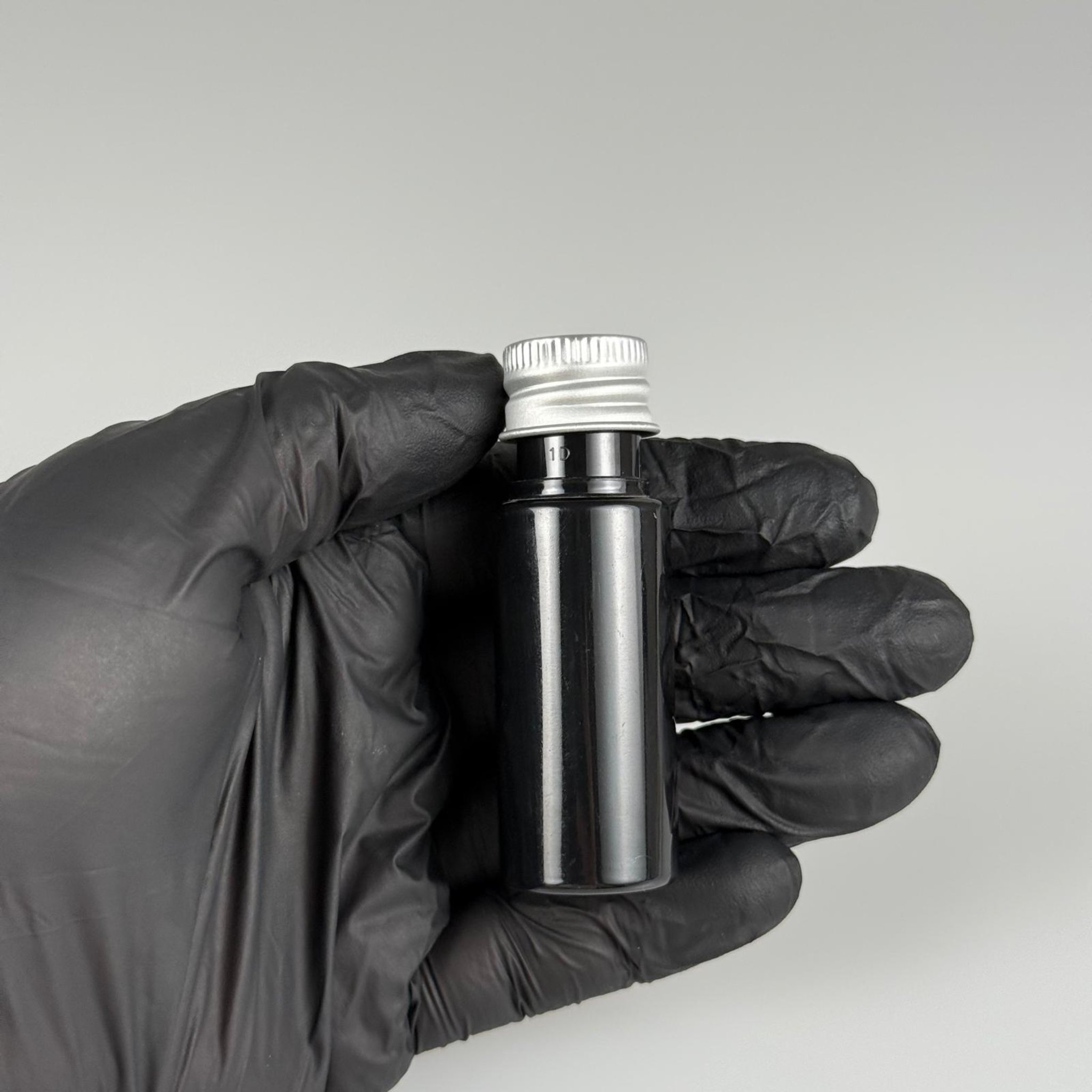 15 CC SİYAH SİLİNDİR PET ŞİŞE + KÖPÜK CONTALI GÜMÜŞ ALÜMİNYUM METAL KAPAKLI + KÖR TIPALI TAKIML - 15 ML SİYAH PET ŞİŞE