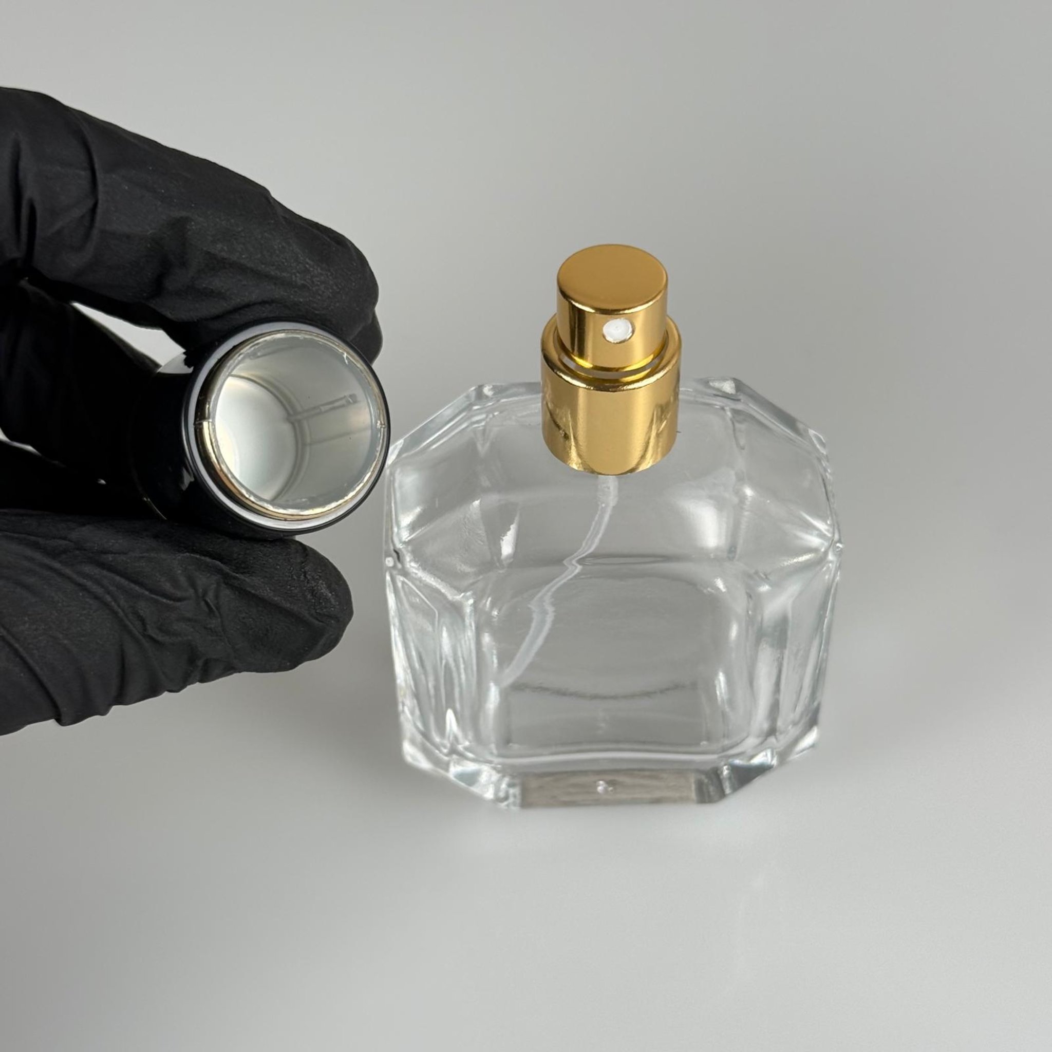 50 ML KAZABLANKA MODEL KÖŞELİ PARFÜM ŞİŞESİ + GOLD METALE METAL SPREY + SİYAHA GOLD POLO KAPAKLI SET (AĞIZ 13 MM VİDALI) TEKRAR DOLDURULABİLİR